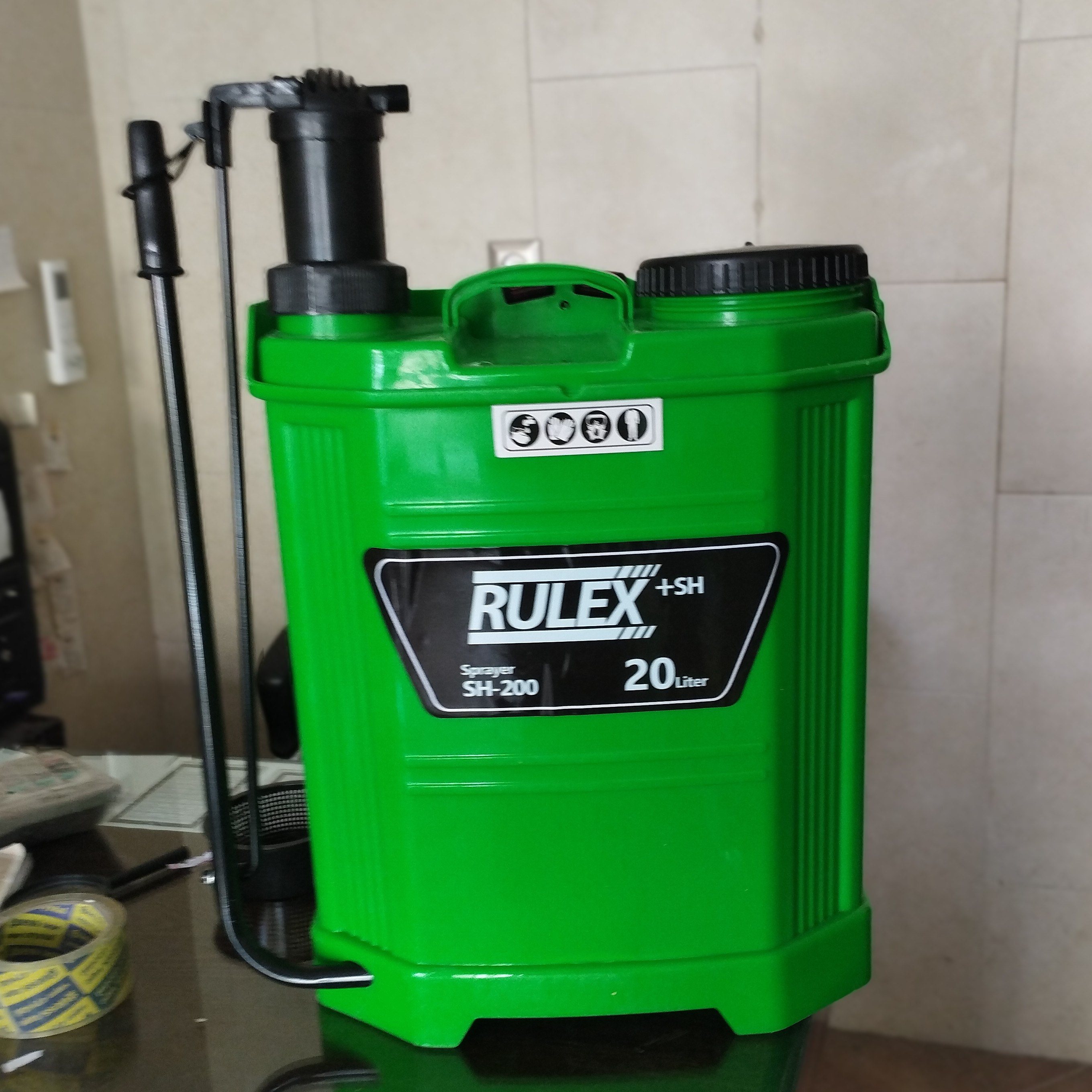  سم پاش 20 لیتری    دستی با مواد مرغوب با وسایل کامل سم پاش دارای چهار عدد نازل 