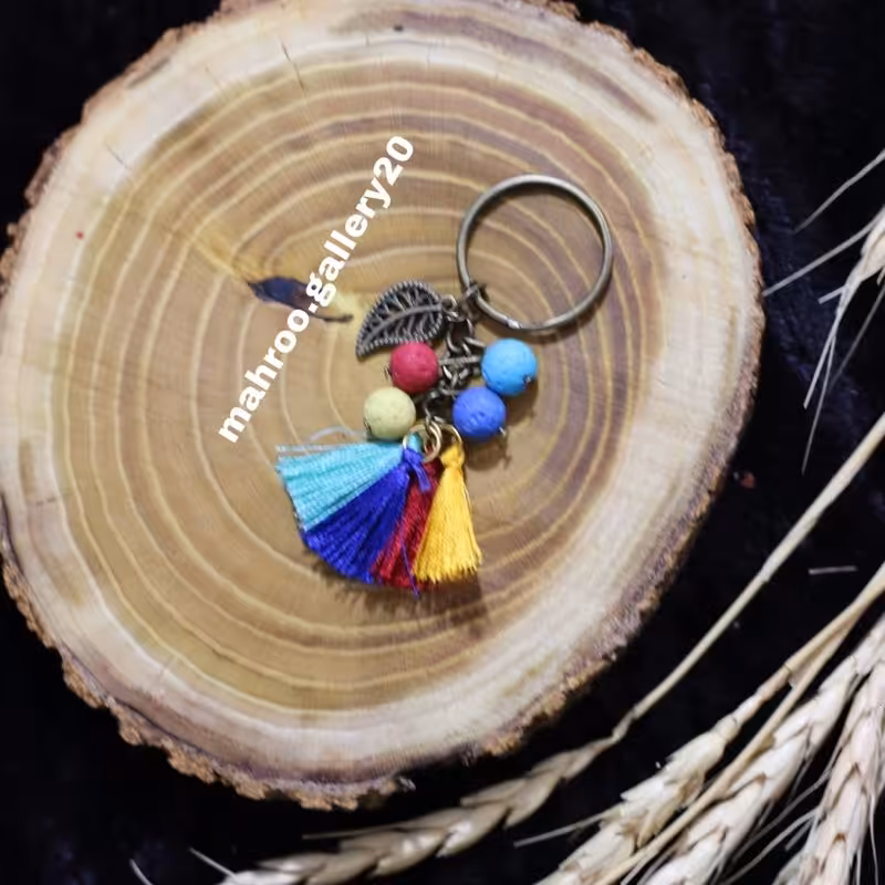 جاکلیدی آسمان سنگ لاوا با متریال برنزی و منگوله های رنگی این کار خاص دستسازه و تو دست کسی نمیبینید