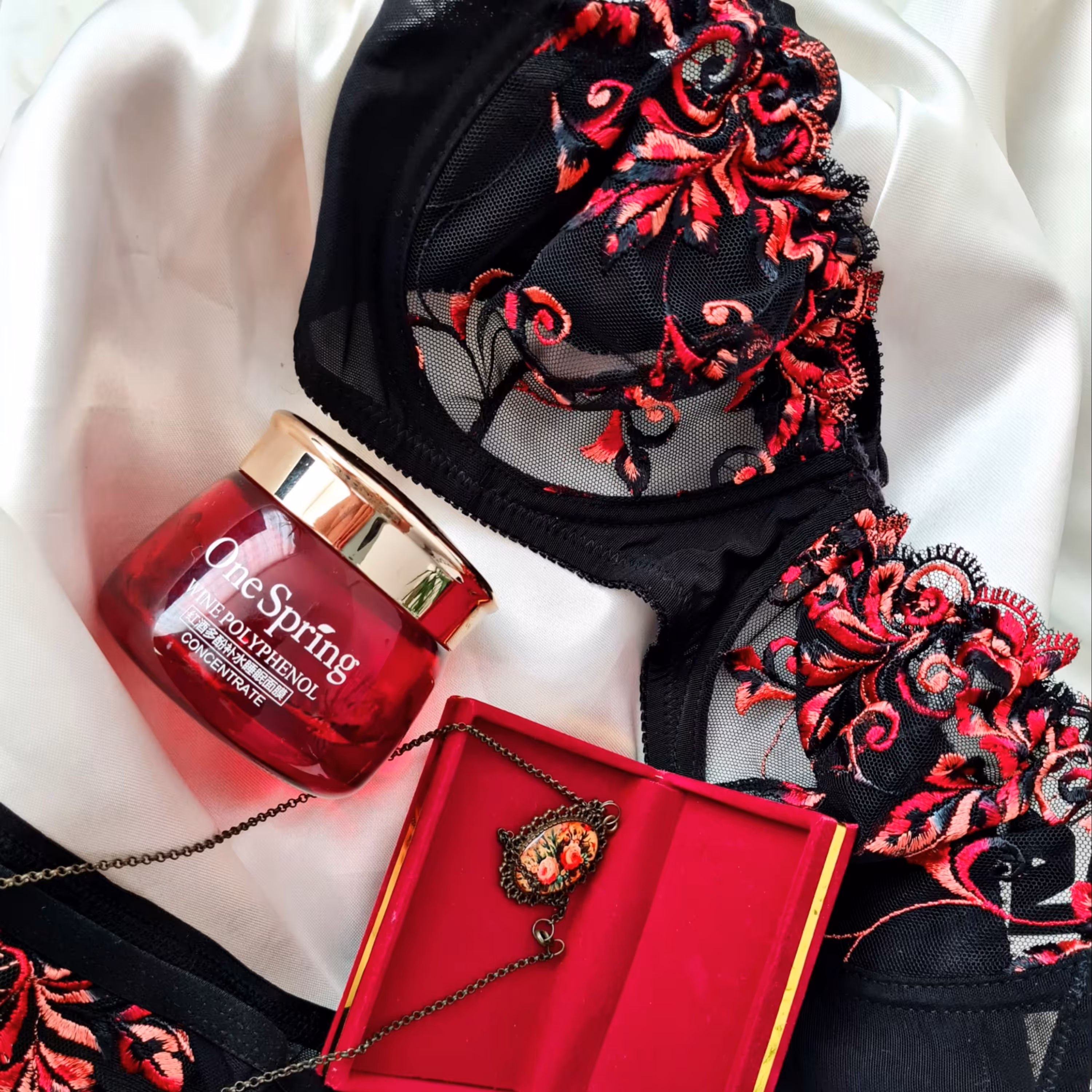 ست شورت و سوتین فنر دار بدون اسفنج تور برند نوشه