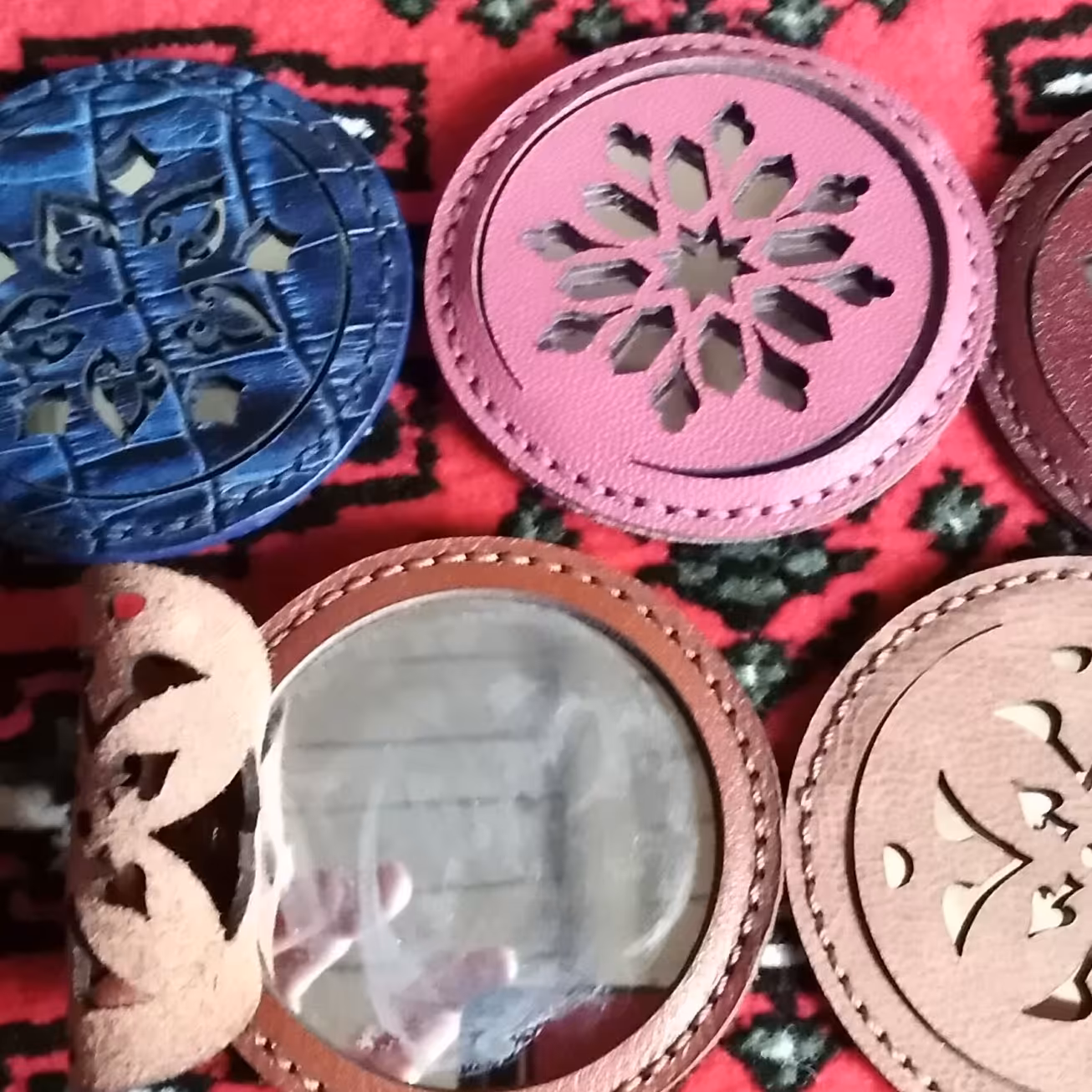 اینه چرم گاوی. دارای رنگ بندی دستدوز