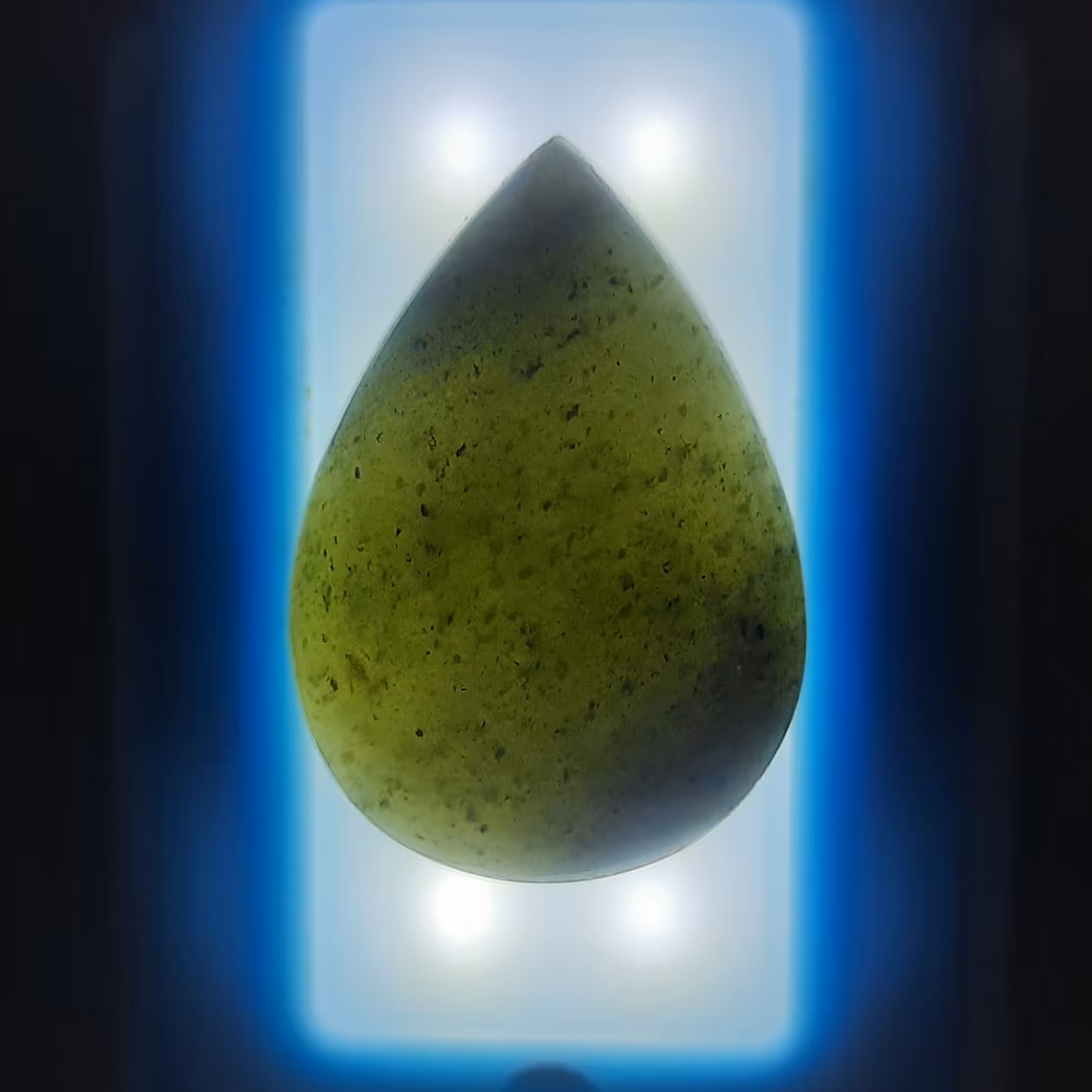 یشم سبز کمرنگ  تراش خورده از سنگ راف  یشم رودخانه ای بدون بهسازی