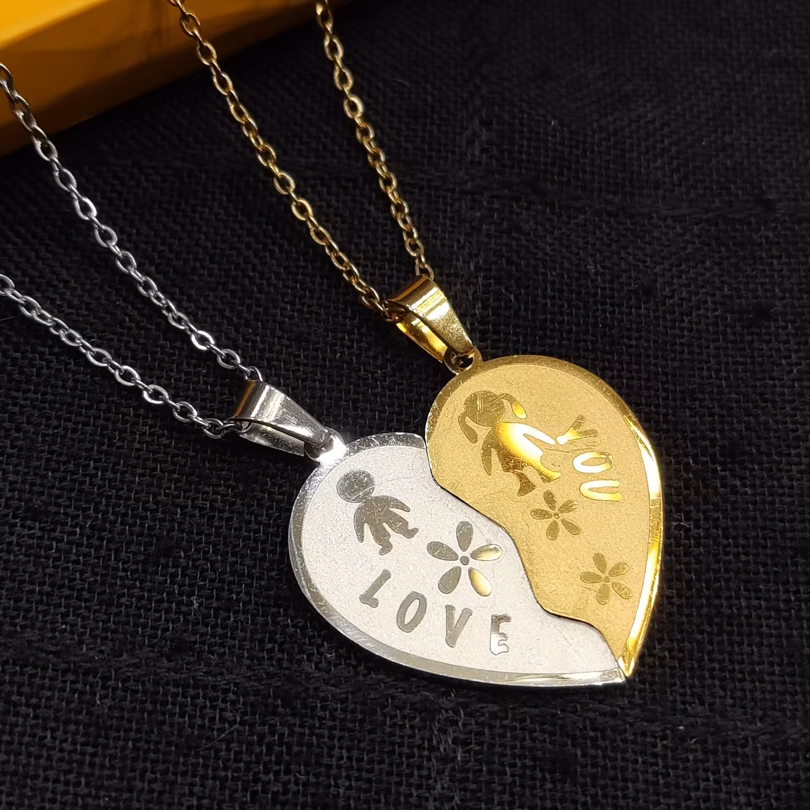 گردنبند ست طرح قلب دو تکه کد 06 خانم و آقا جفتی همراه بازنجیر استیل رنگ ثابت