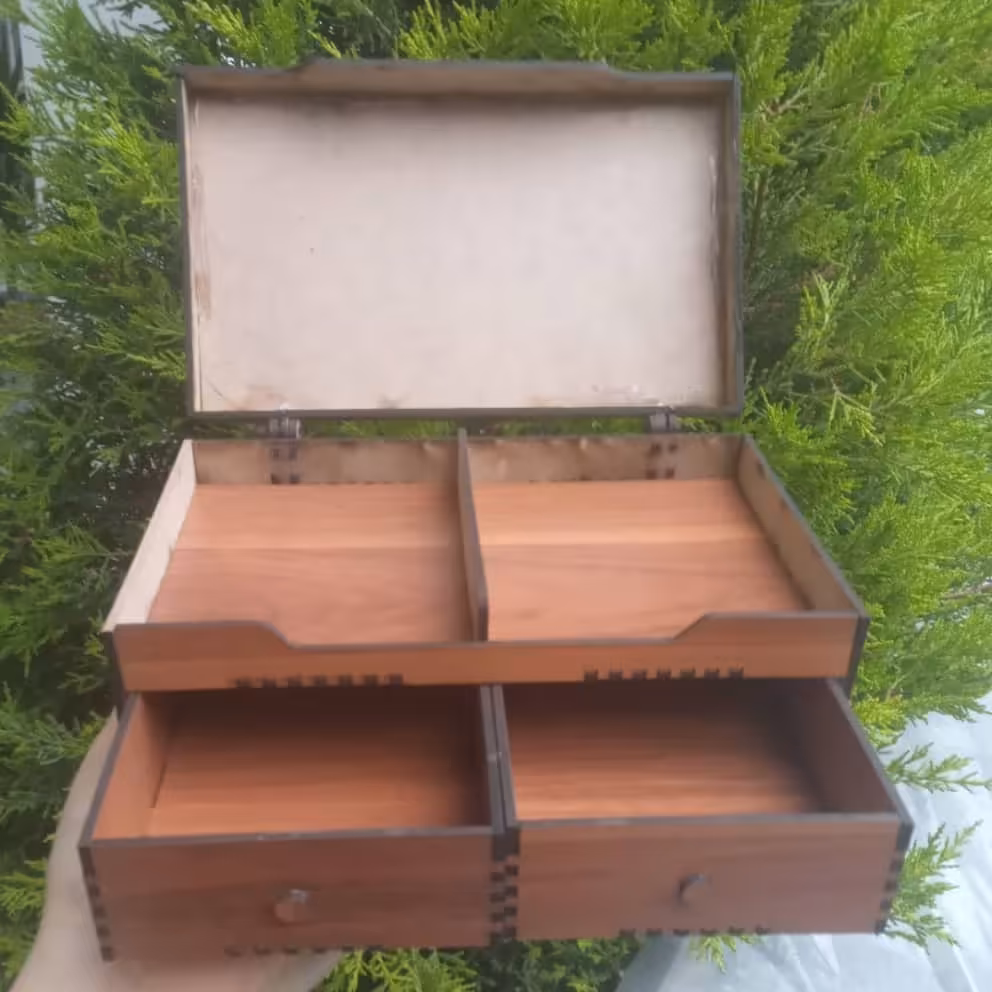 جعبه نخ وسوزن و یا جعبه جواهرات و....رنگ قهوه ای تیره موجوده