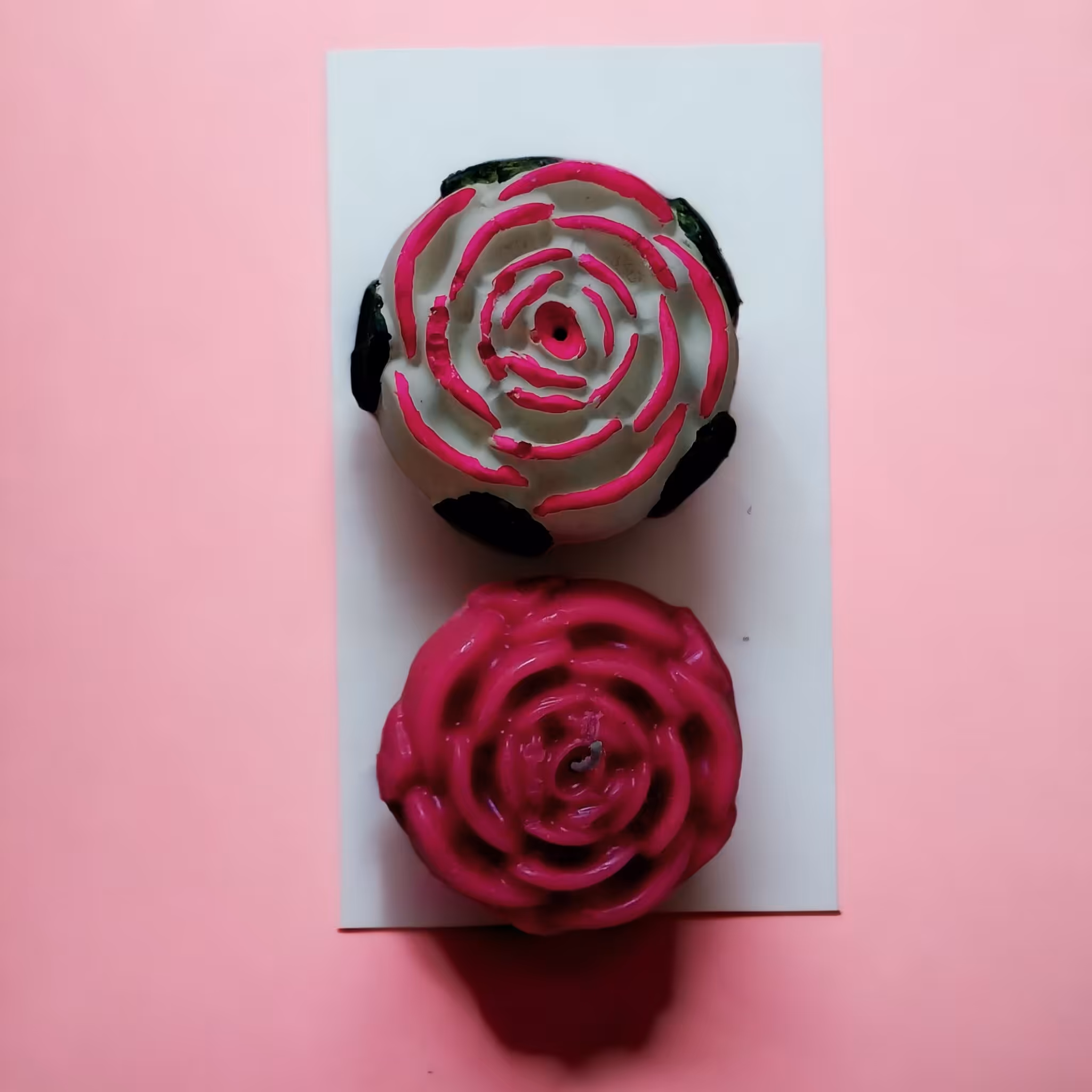 شمع گل قرمز رنگ و جا عودی در طرح شمع 