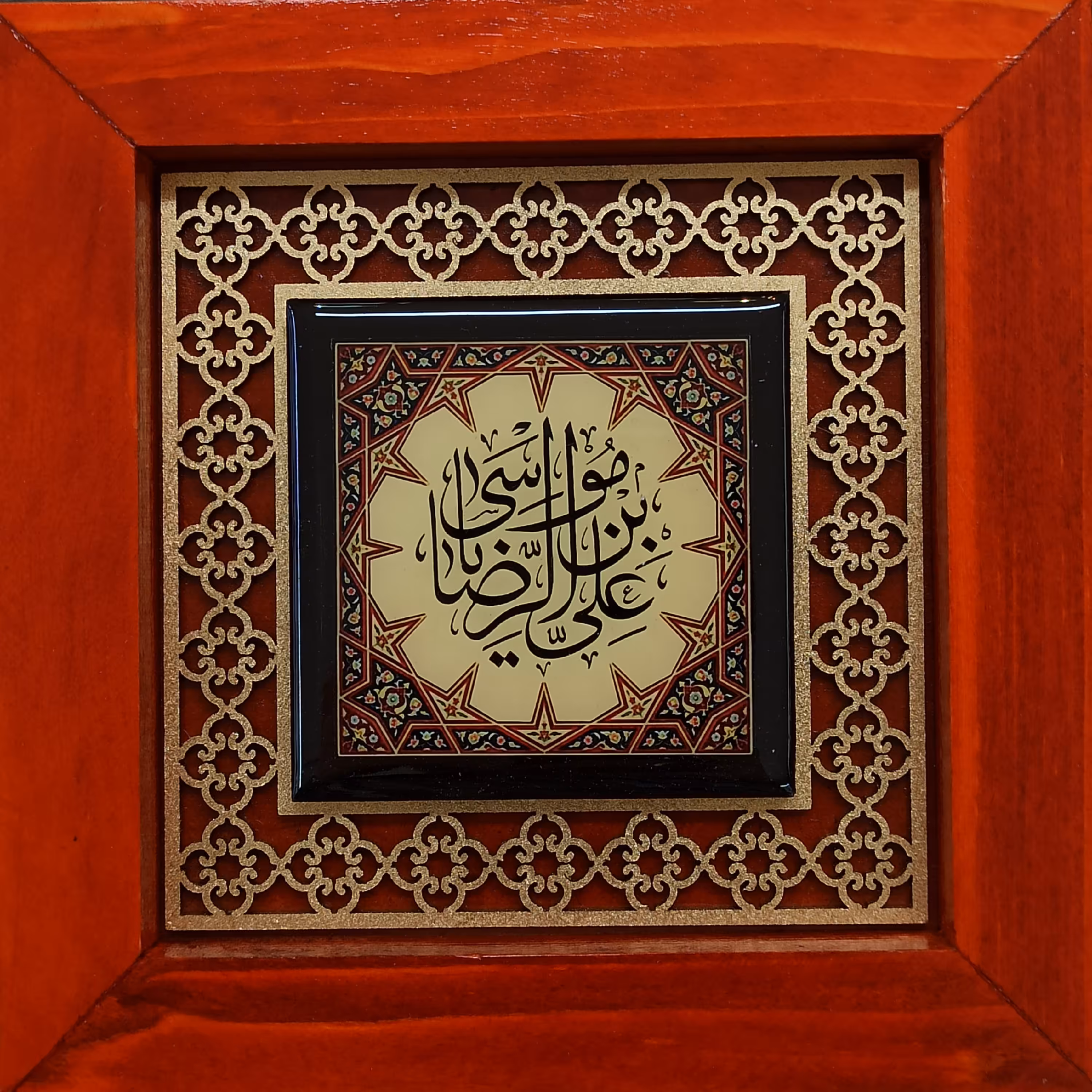 تابلو چوبی رنگی مربعی کوچک علی ابن موسی الرضا ع 15در15 سانتی