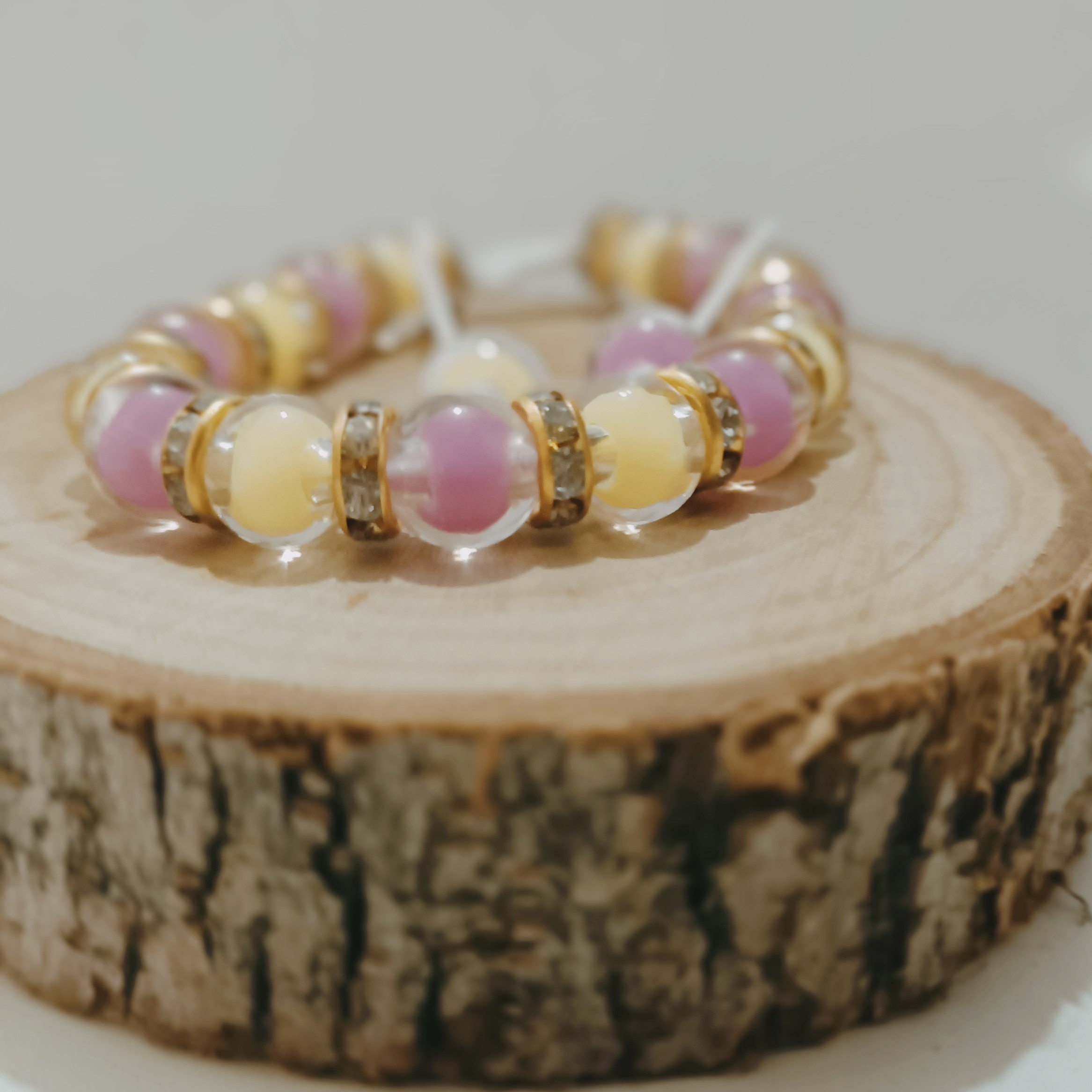 دستبند با مروارید رنگی.