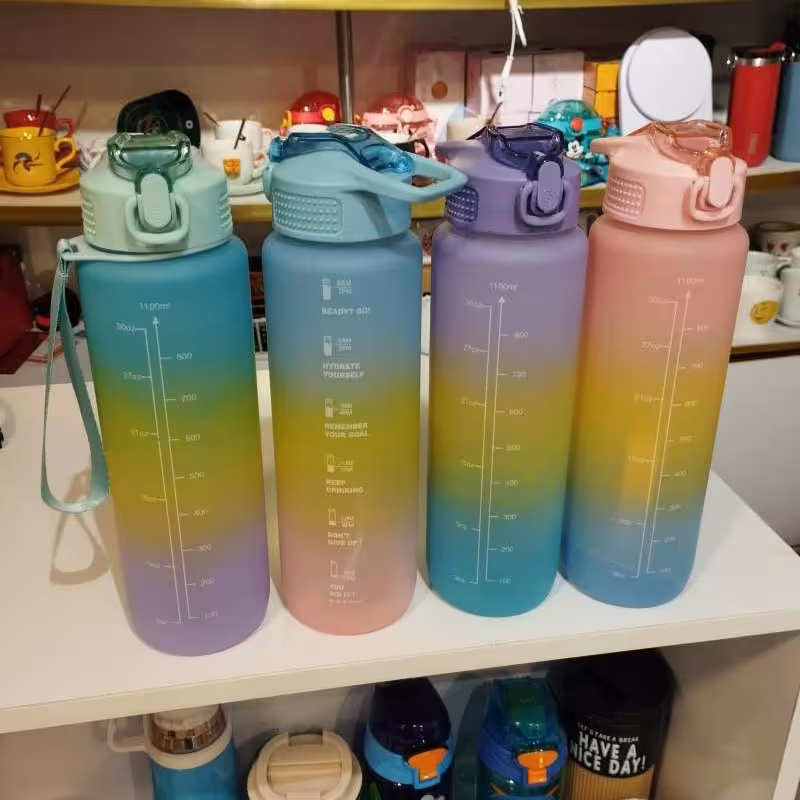 قمقمه پاستیلی سه رنگ با درب قفل دار و نی دار  در چهار رنگ  1100 میل 