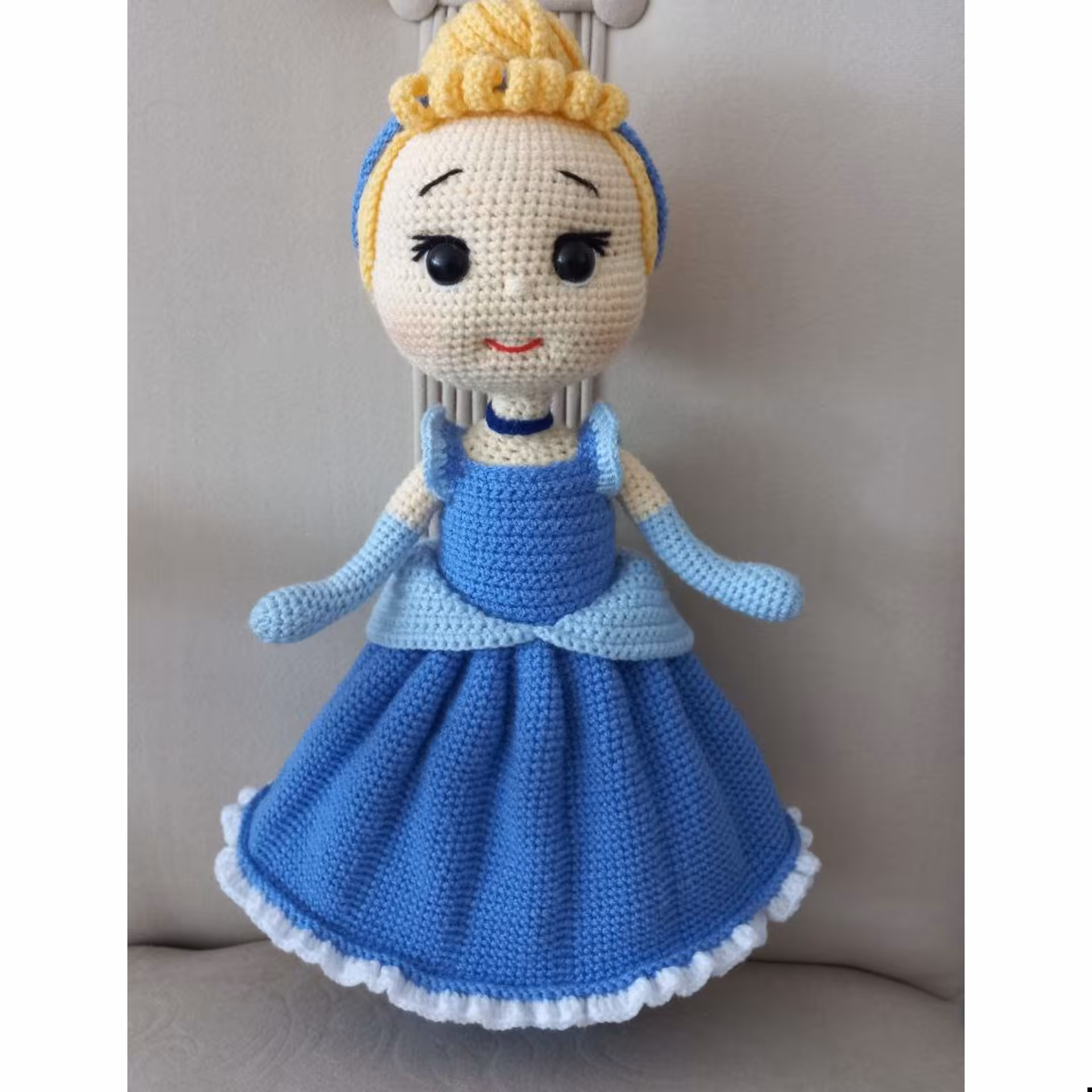 عروسک بافتنی دختر  سیندرلا بافته شده از کاموای مرغوب ایرانی  همه بدن مفتول گذاری شده و دست و پا قابلیت فرم دهی دارن.