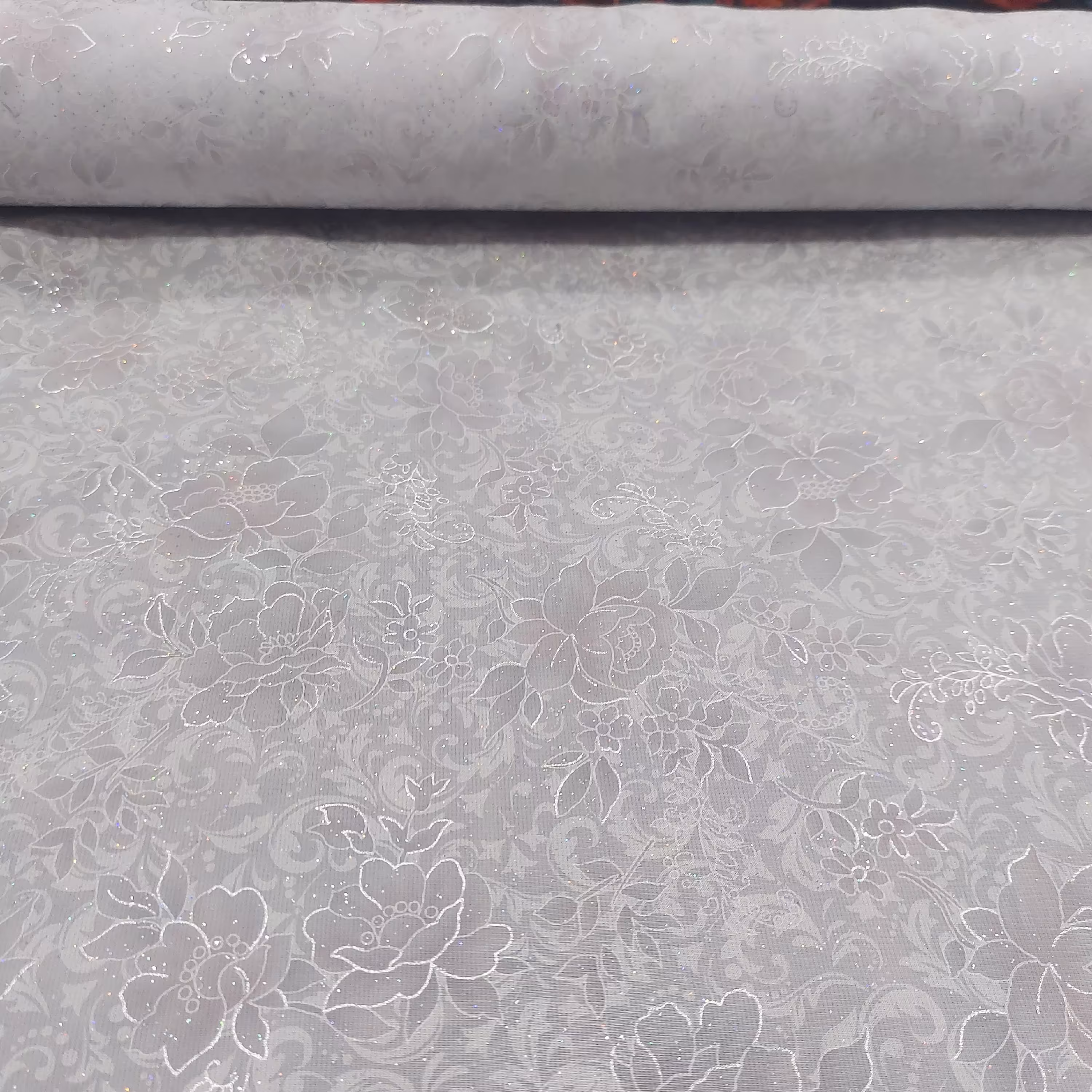 پارچه چادر عروس قباره ای 3.5 متری حریر کریستال اندونزی گلدار رز دوقلو صورتی مات زمینه سفید طلاکوب