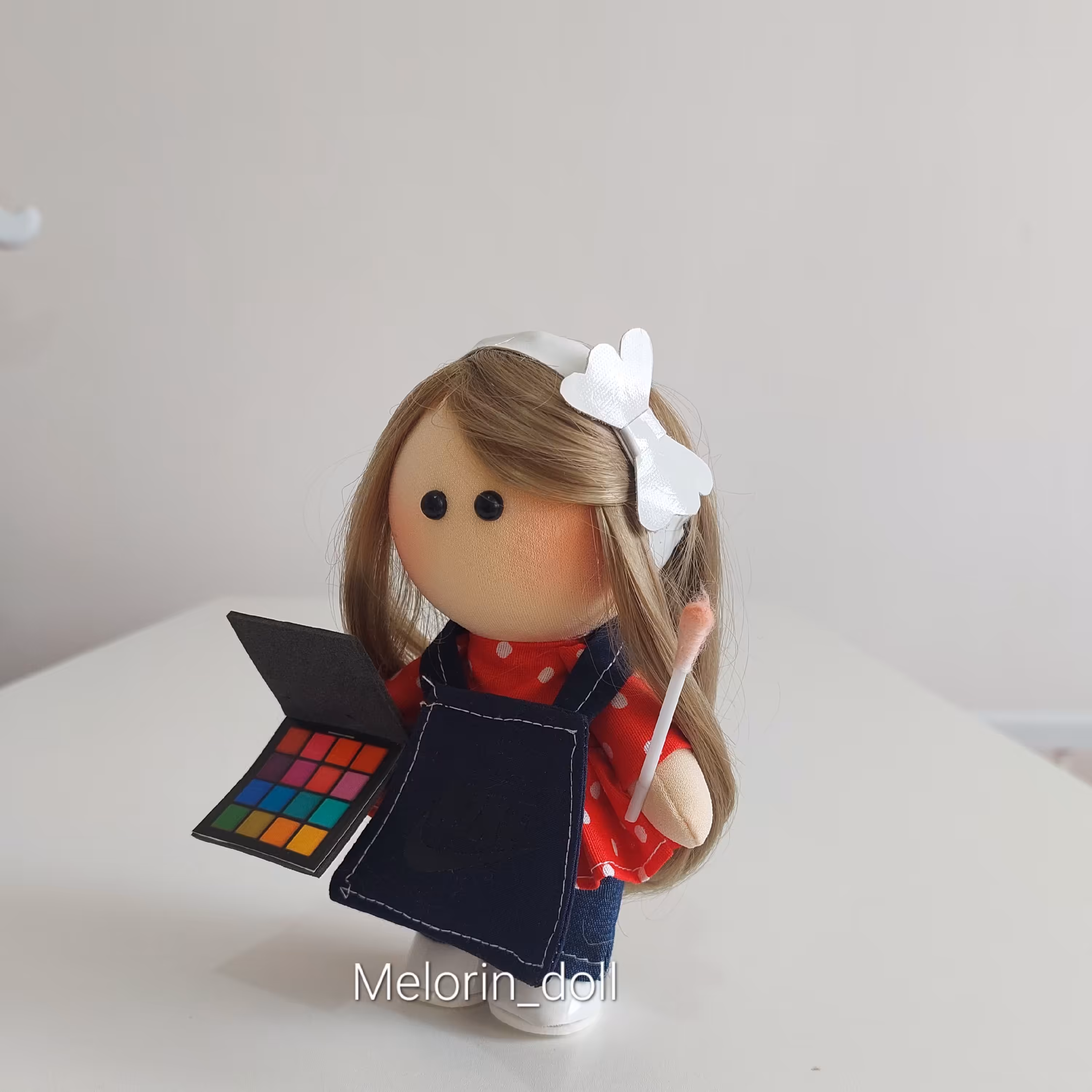 عروسک روسی  آرایشگر،میکاپ کار یا نقاش