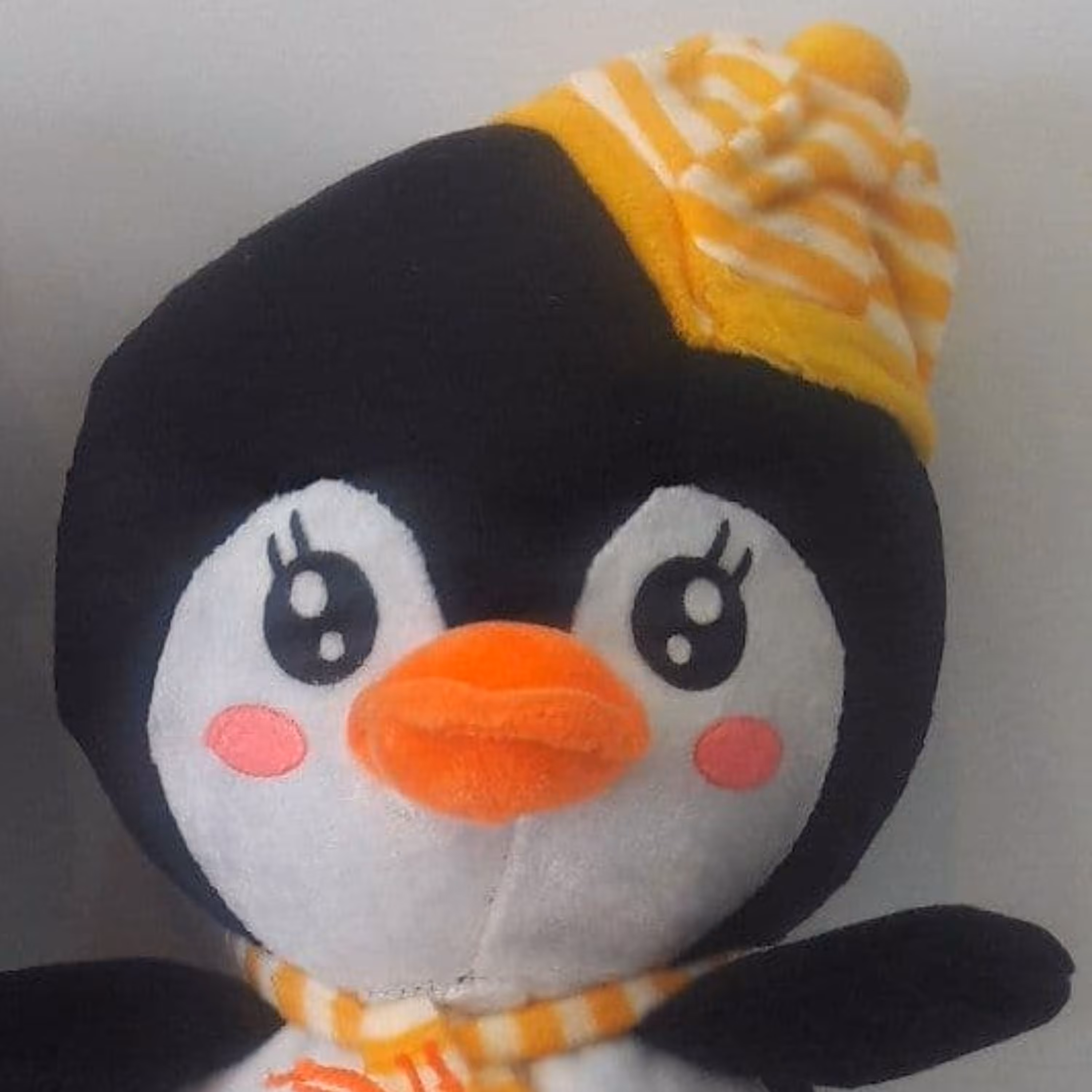 خرید عروسک پنگوئن کلاه دار به قیمت مناسب