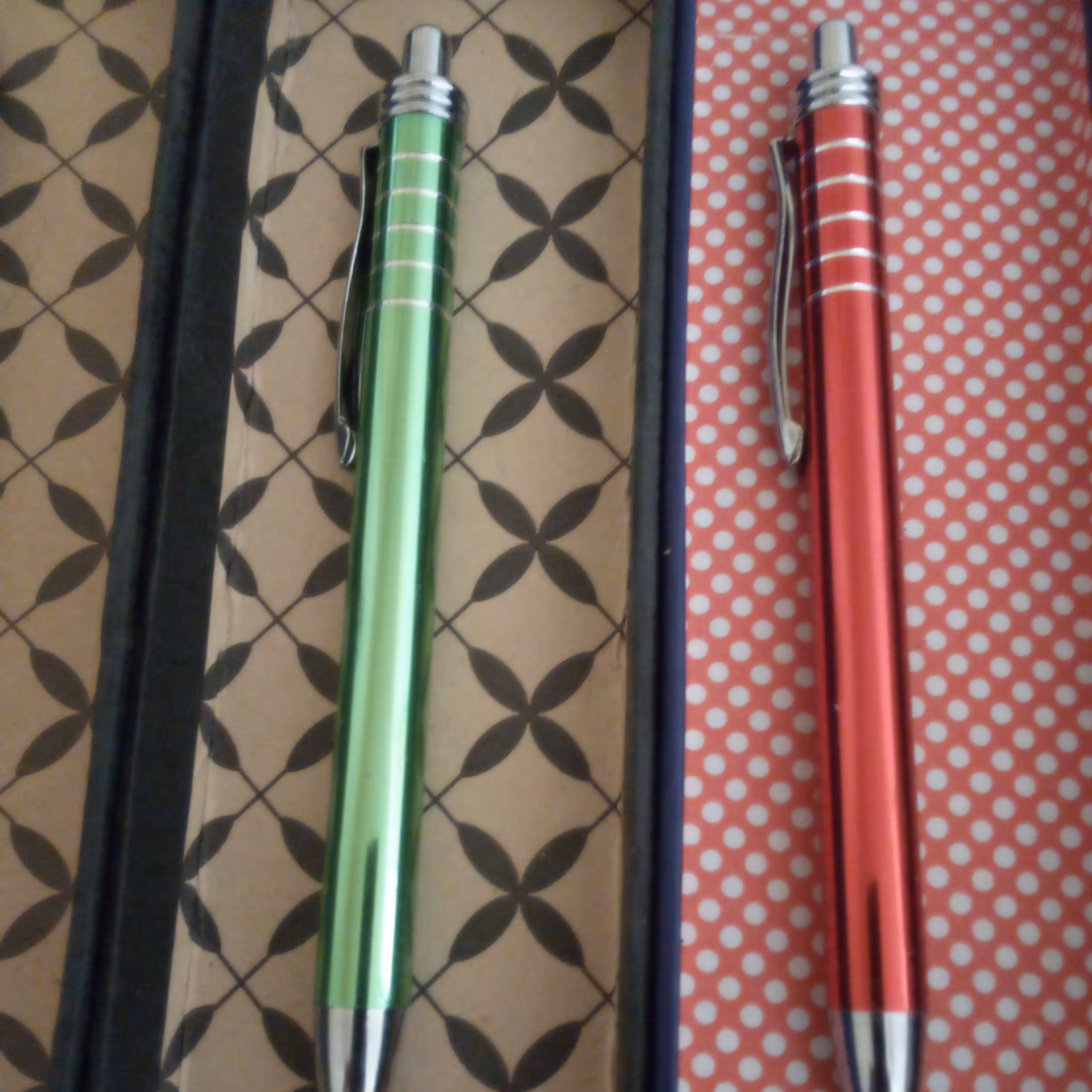 خودکار فلزی جعبه دار مناسب هدیه  به دوستان