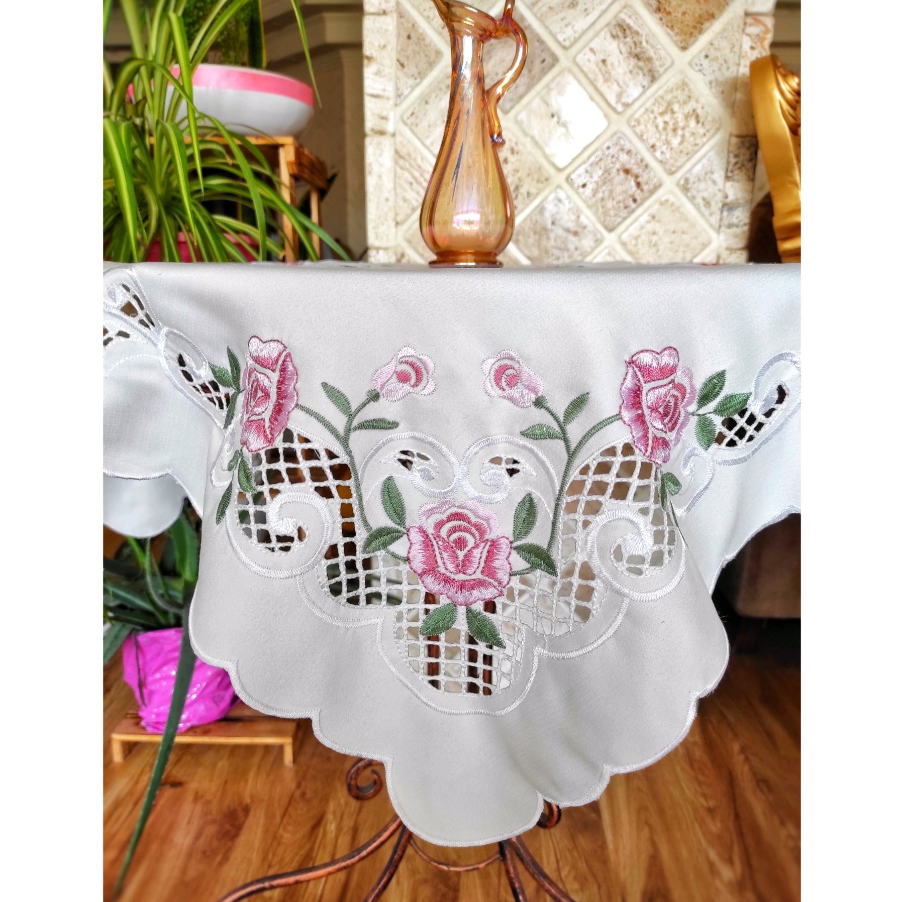 رومیزی بسیار ملیح گلدوزی با گلهای صورتی