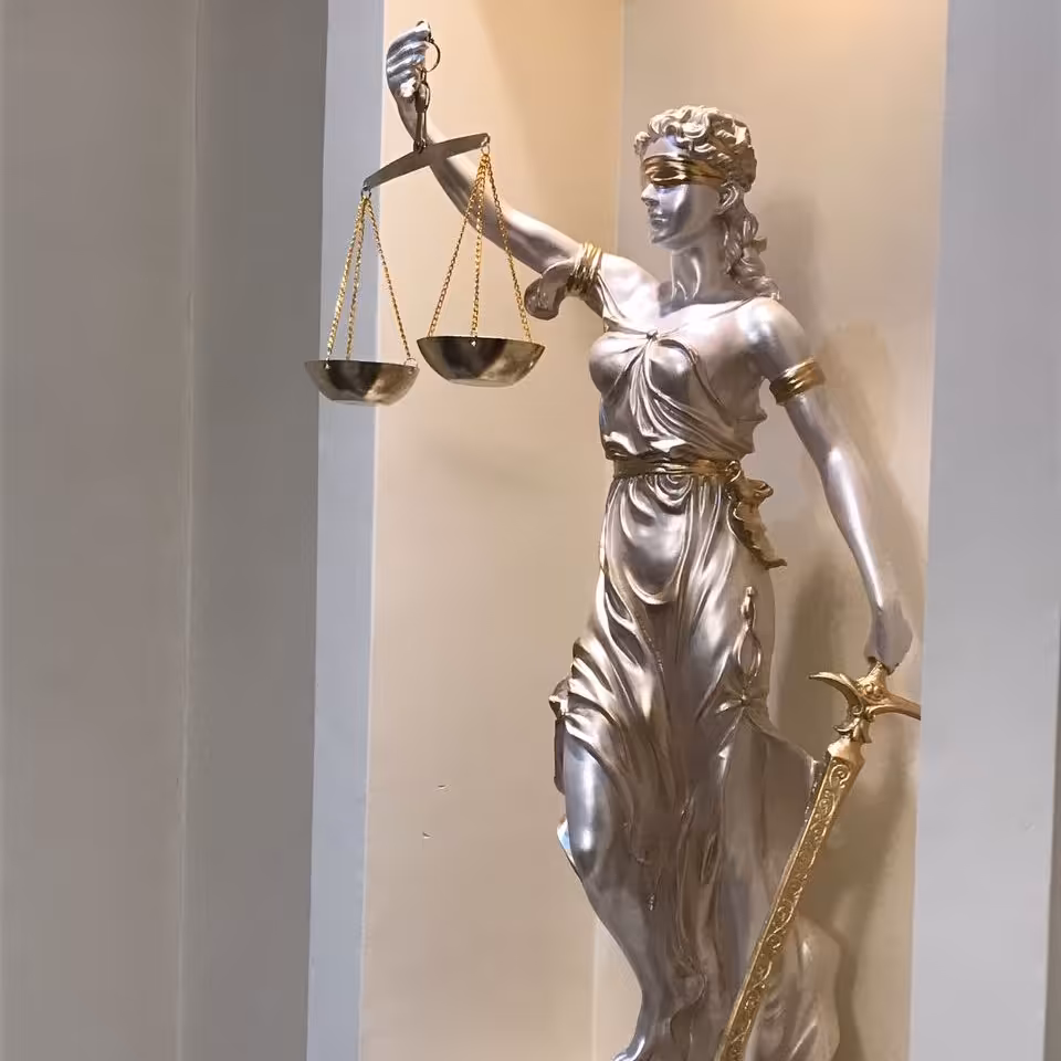 مجسمه الهه عدالت(هزینه ارسال به عهده مشتری میباشد)