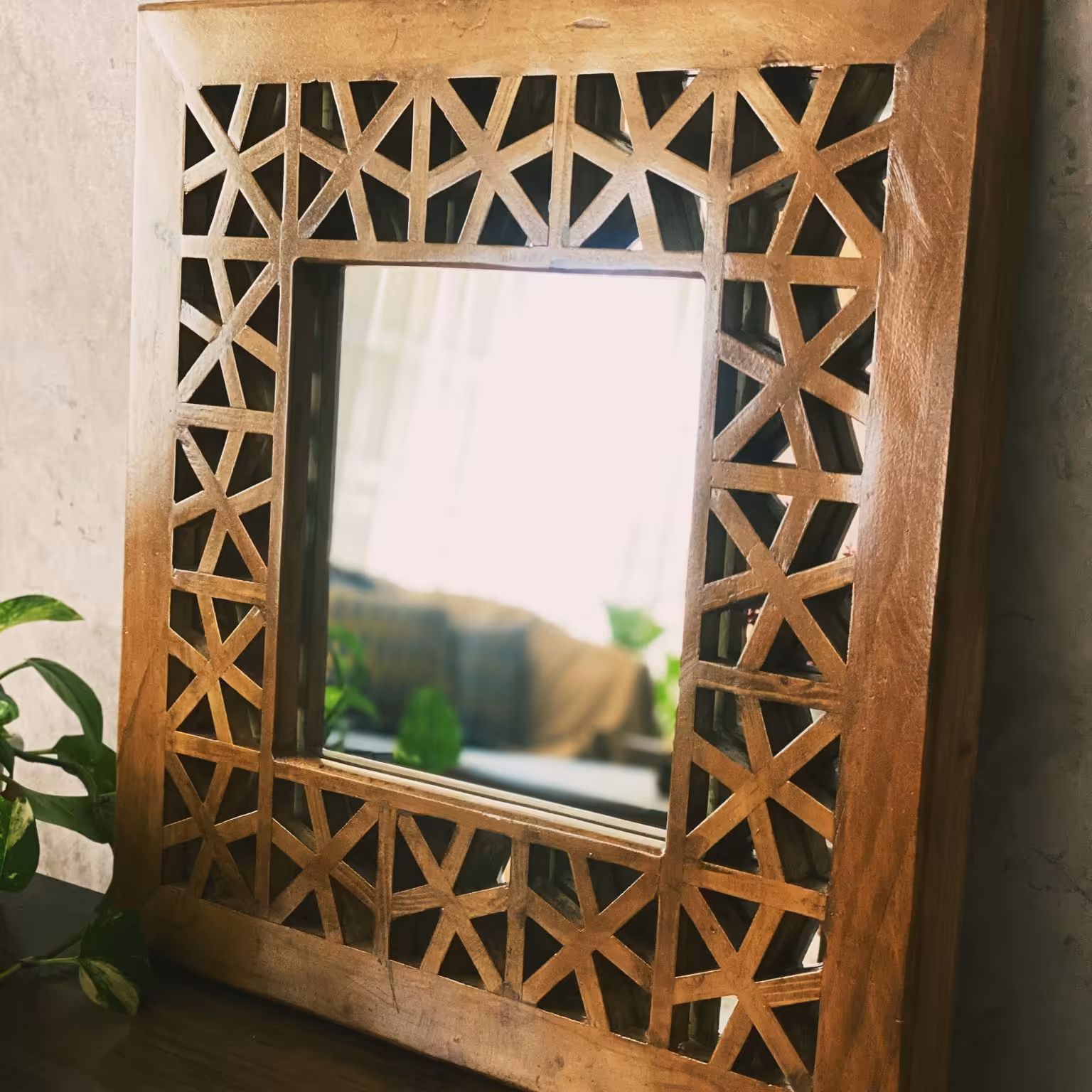 آینه دکوراتیو چوبی، ابعاد 50  در 50، رنگ پلی استر گردویی