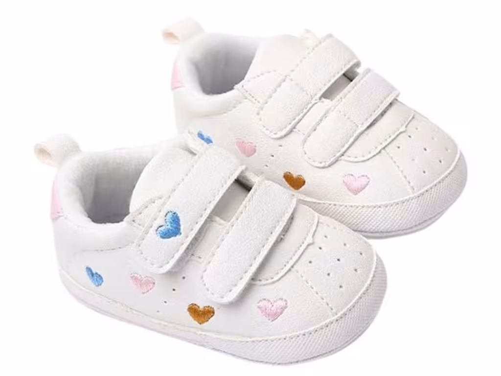 پاپوش نوزادی استپ دار مدل چسبی رنگ سفید طرح قلب رنگی