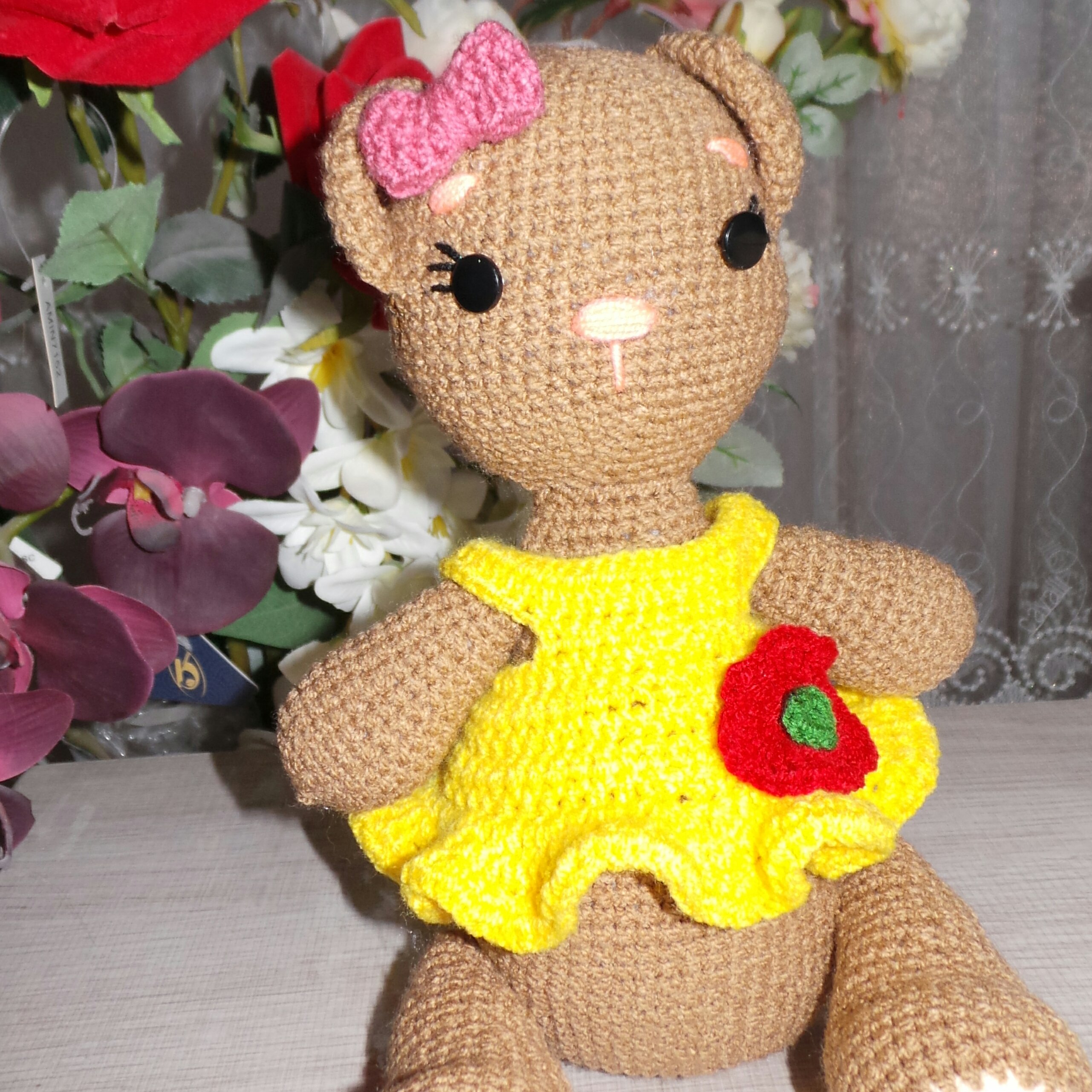 عروسک خرس بافتنی دختر نشسته