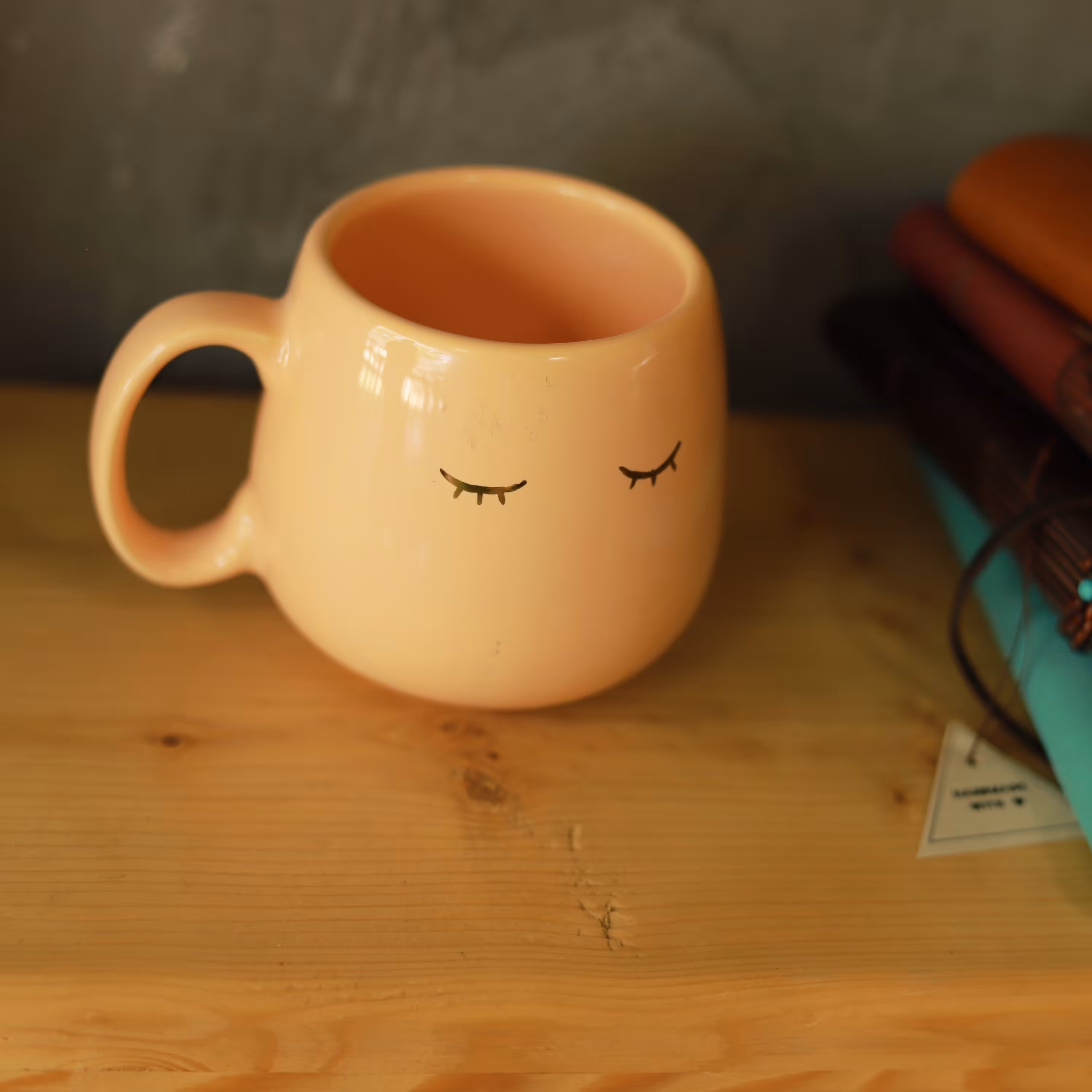 ماگ سرامیکی رنگ پاستیلی مدل چشمهایش گلاره