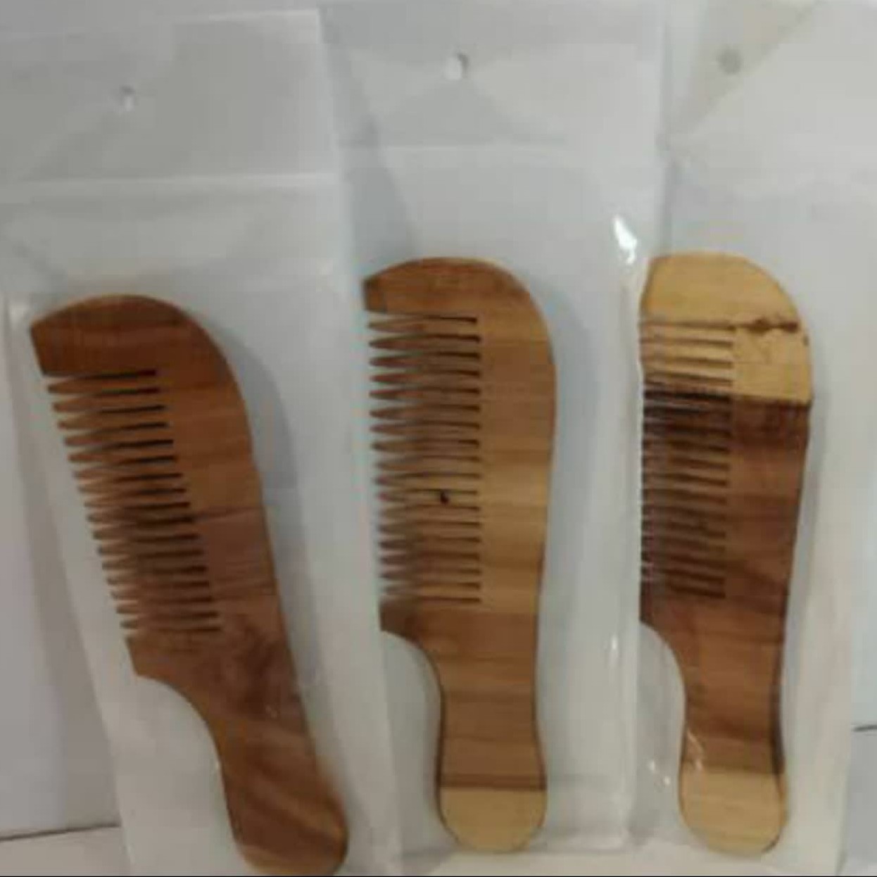 شانه چوبی درخت گردو  بزرگ ، دانه متوسط ، دسته دار ، شانه سنتی