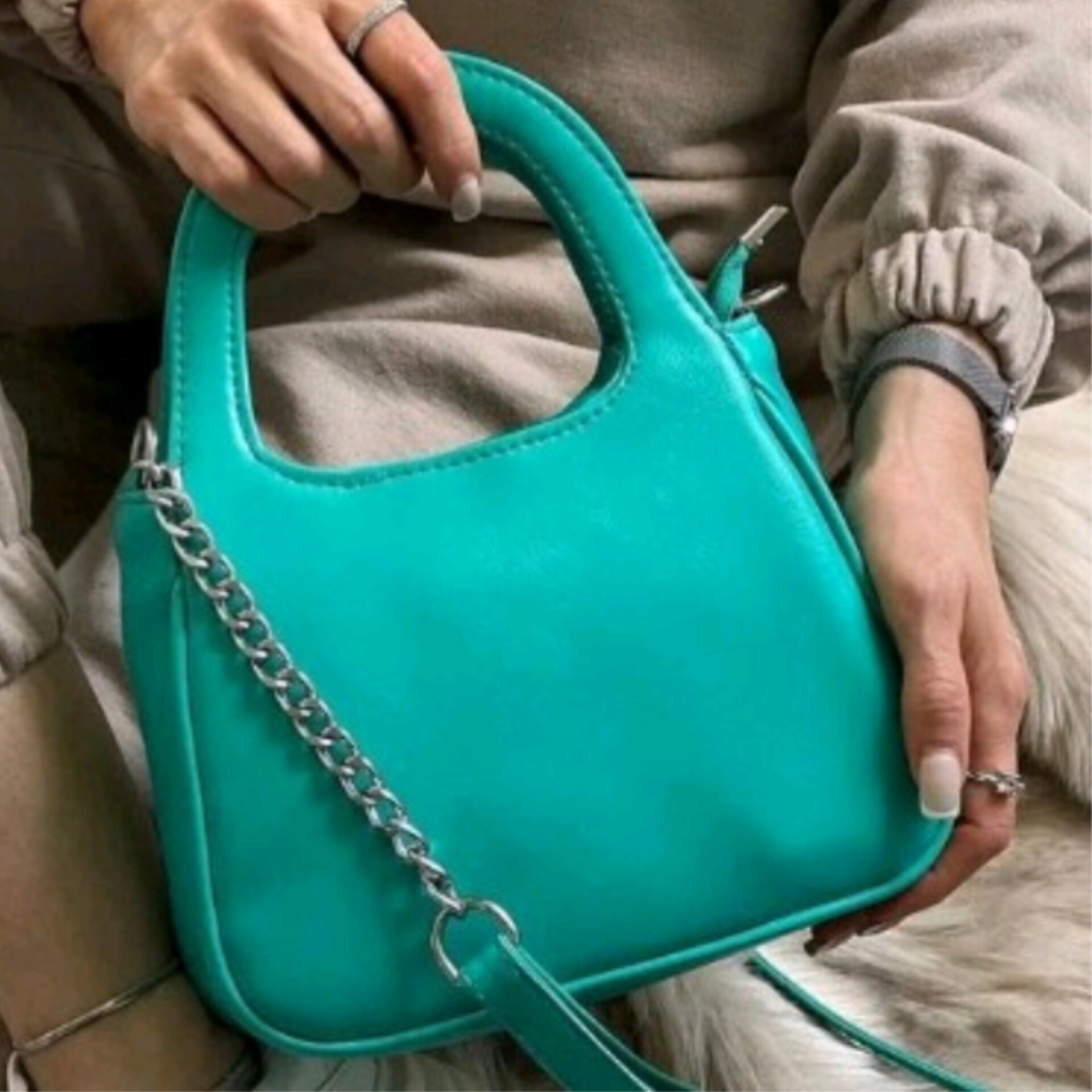 کیف دوشی دستی . دارای بند بلند ترکیبی از چرم و زنجیر