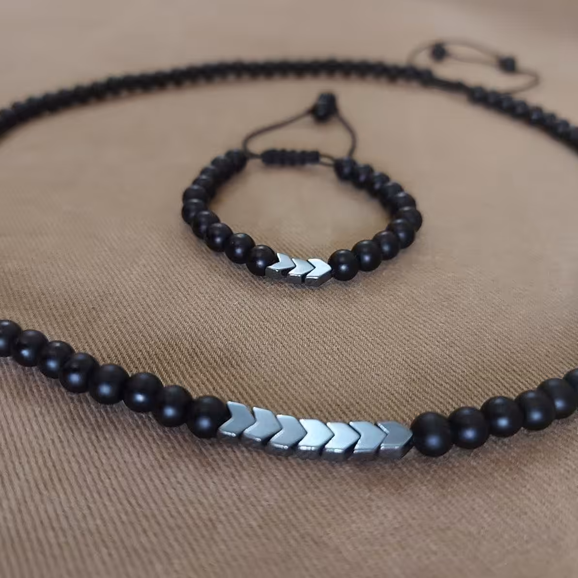 گردنبند اونیکس مشکی و حدید فلشی با قفل کشویی قابل تنظیم. (دستبند و گوشواره ستش هم موجوده )