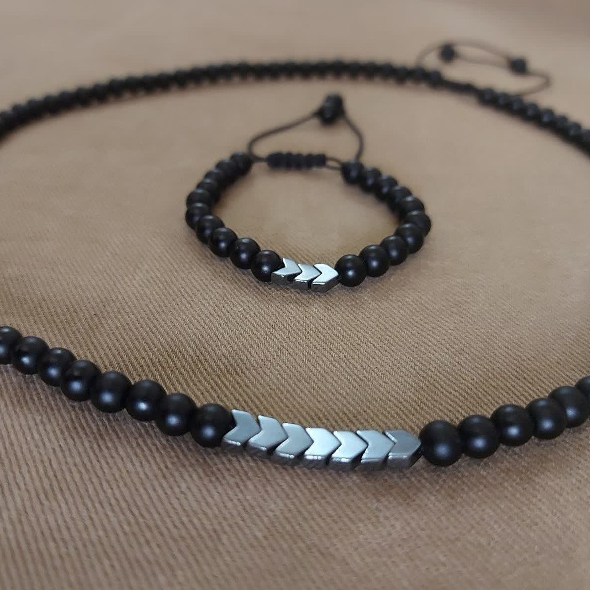 گردنبند اونیکس مشکی و حدید فلشی با قفل کشویی قابل تنظیم. (دستبند و گوشواره ستش هم موجوده )