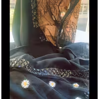 گالری سترا ،شال  بابونه  جنس نخی،رنگ مشکی،و نوار تزئینی،سایز70 در 2