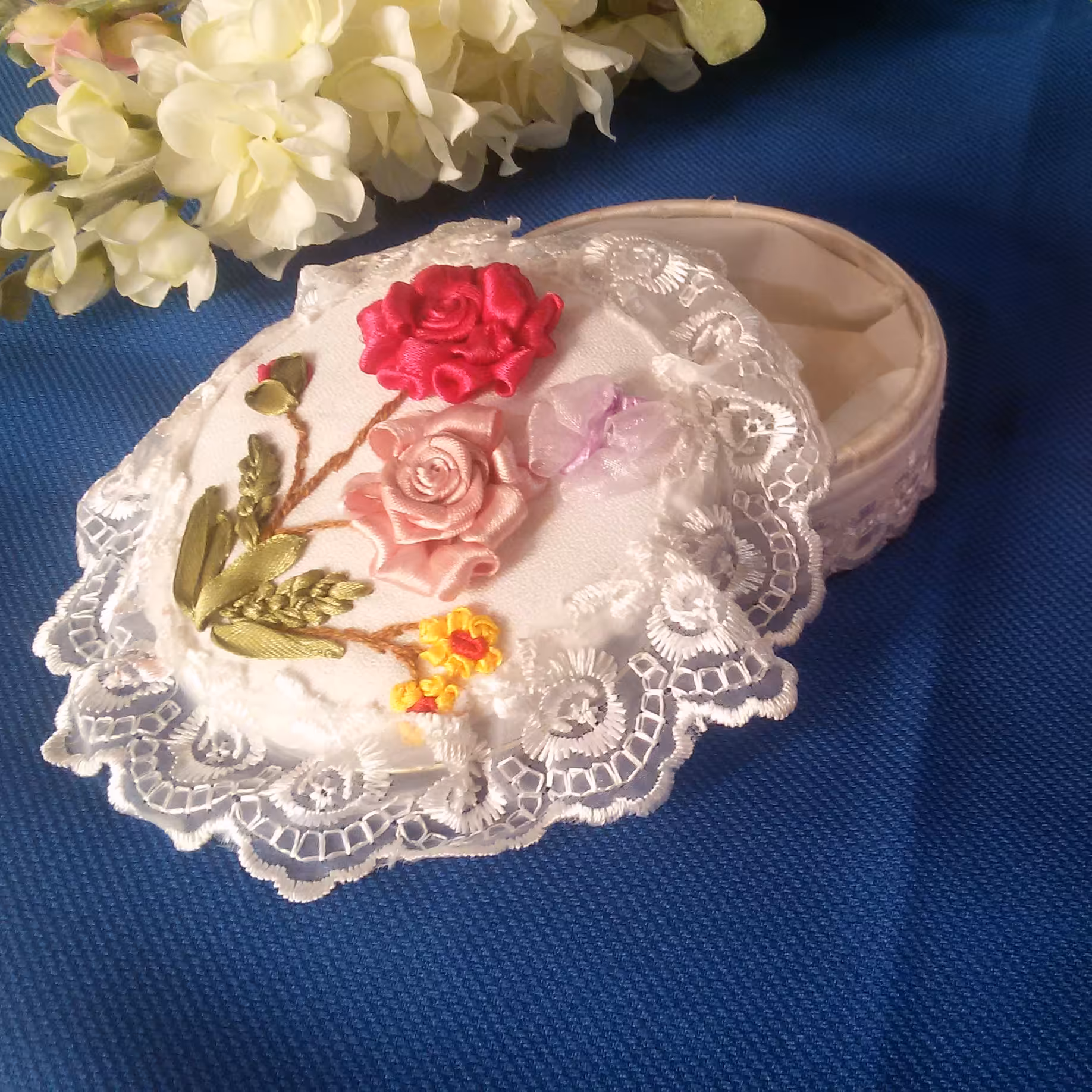 جعبه روبان دوزی جای جواهر و نشان وهدیه