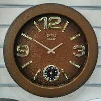ساعت دیواری سیکو وود موتور آرام گرد، رنگ بندی سفید، قهوه ای جنس بدنه. پلاستیک، قطر 55،