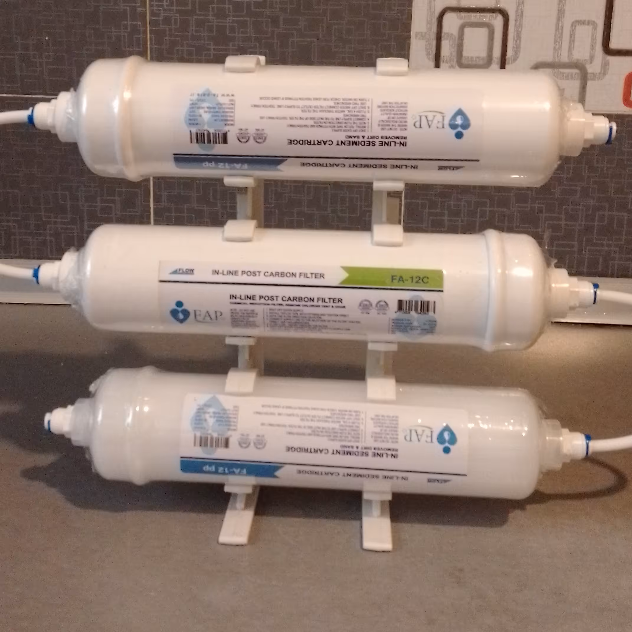 پیش تصفیه یخچال ، سه مرحله فیلتراسیون ، فیلتر اول پلی پروپیلن 5 میکرون ،فیلتر 2  کربن اکتیو فیلتر 3 پلی پروپیلن 1 میکرون