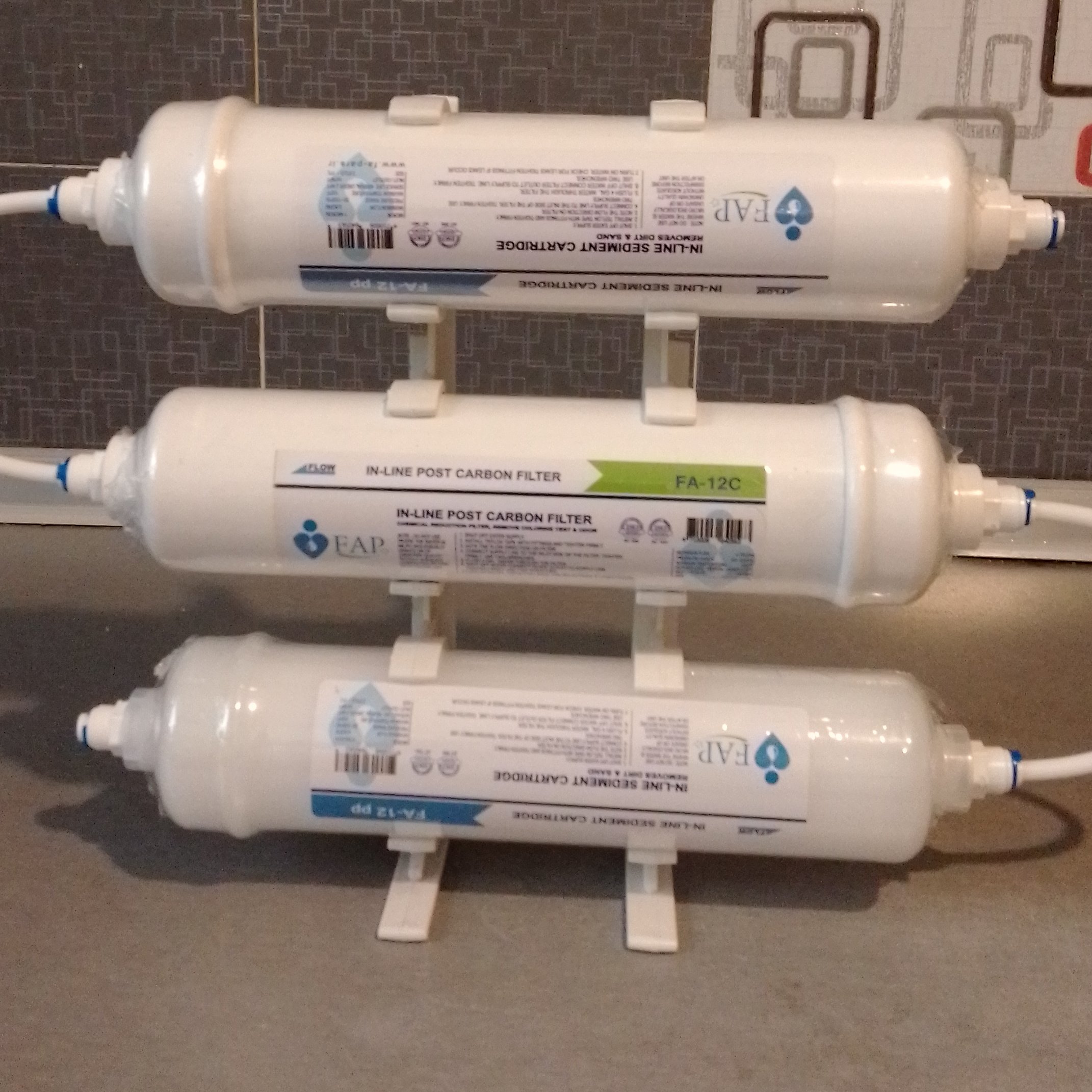 پیش تصفیه یخچال ، سه مرحله فیلتراسیون ، فیلتر اول پلی پروپیلن 5 میکرون ،فیلتر 2  کربن اکتیو فیلتر 3 پلی پروپیلن 1 میکرون