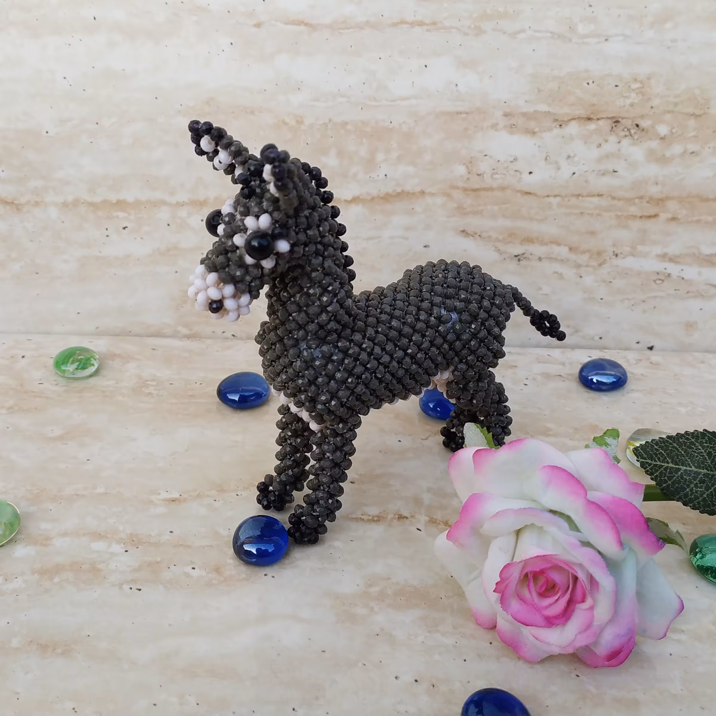 الاغ
مهره بافی
 عروسکی دست‌ساز بادوام و قابل شستشو 