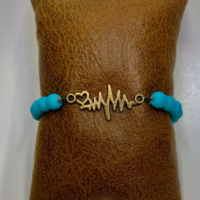 دستبند مدل کشی با مهره های آبی نگ ثابت و قابل شست و شو جنس درجه 1 و خرج کار برنزی طرح ضربان قلب 