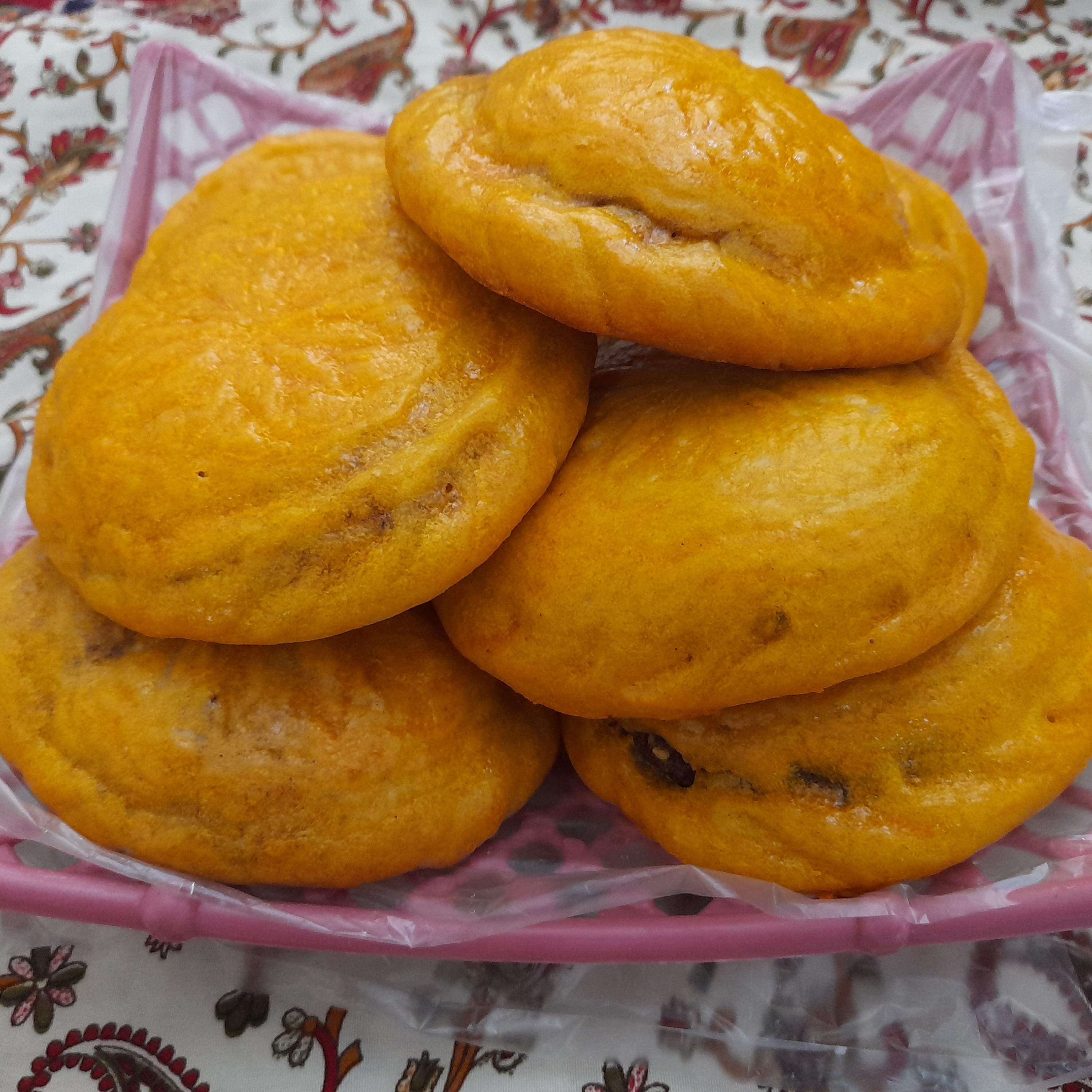 کلوچه با مغزی خرمایی به وزن خالص 500 گرم تازه وخوش طعم با پخت خانگی توسط بنده صاحب غرفه خانه شیرینی