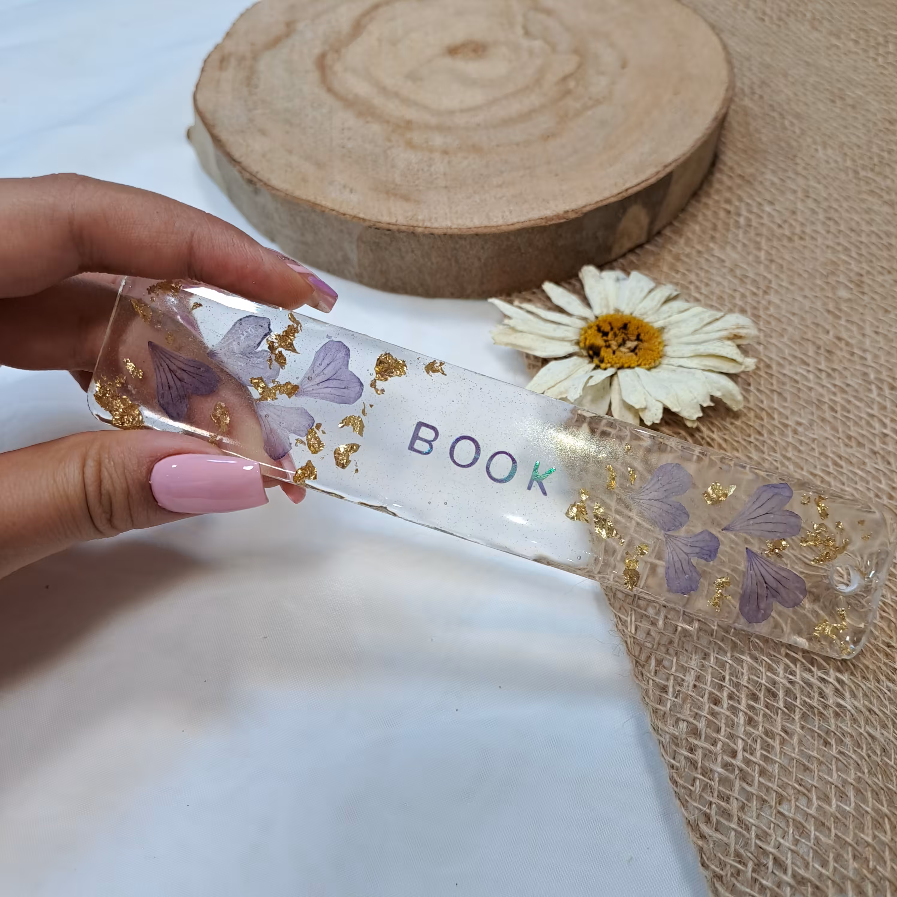 بوکمارک تمام رزینی با گل های طبیعی یاسی طرح BOOK هلوگرامی