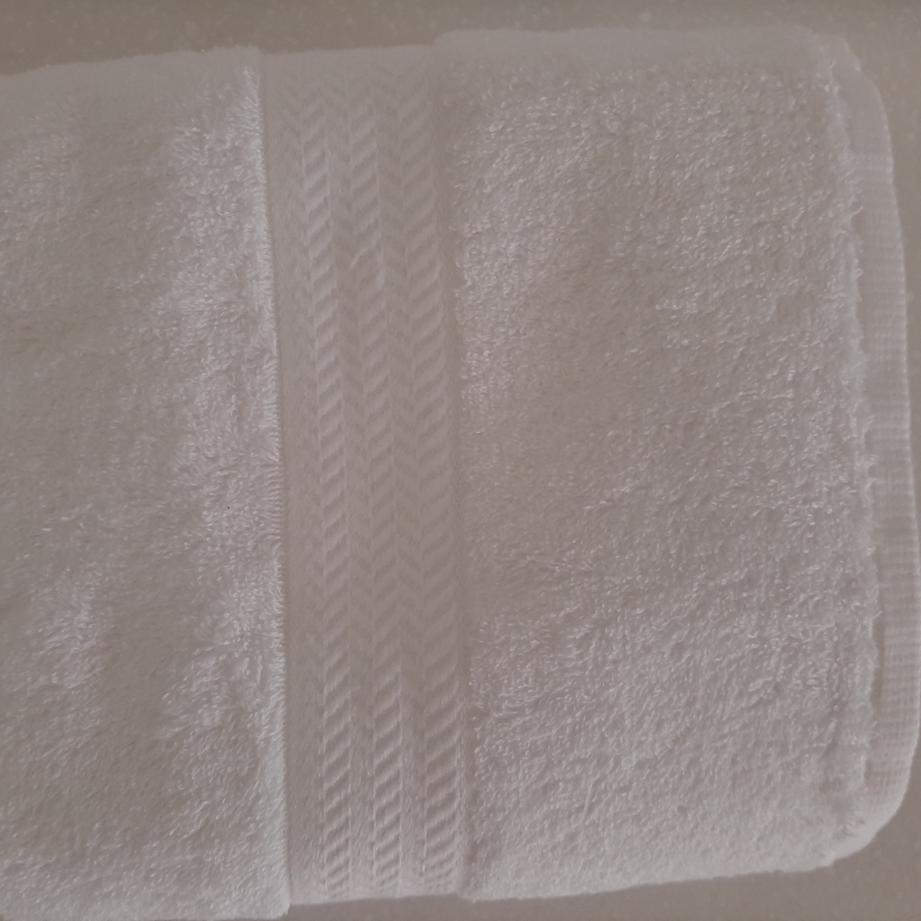 حوله حمام،حوله سفید،حوله هتل،حوله خارجی،حوله عالی،حوله شیک،حوله  بهداشتی