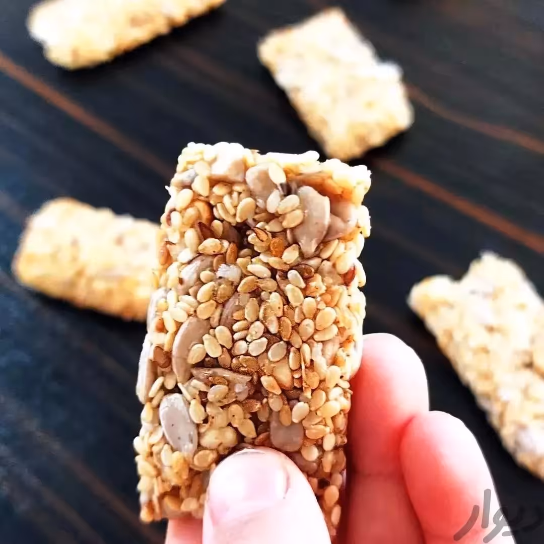 شکلات عسلی کنجدی میگون