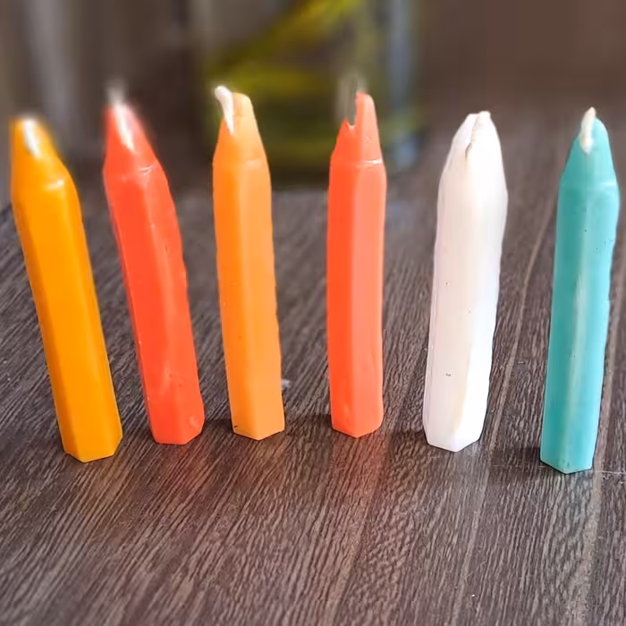 شمع مدادی رنگی برای روی کیک تولد . بسته 6 عددی 70 تومان .