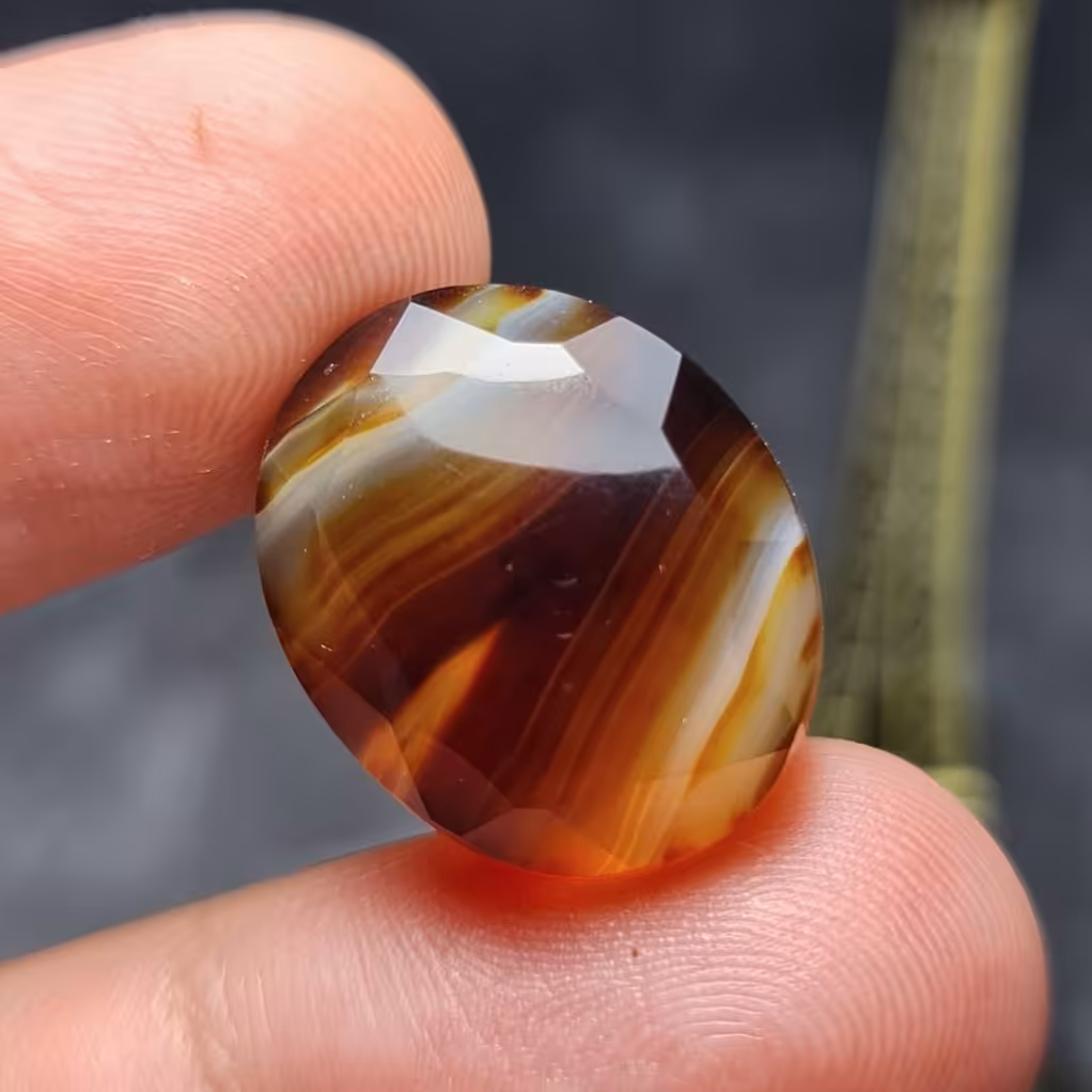 نگین فوق العاده زیبای سنگ عقیق سلیمانی خراسانی اصل معدنی با تراش فست
کد 27417
