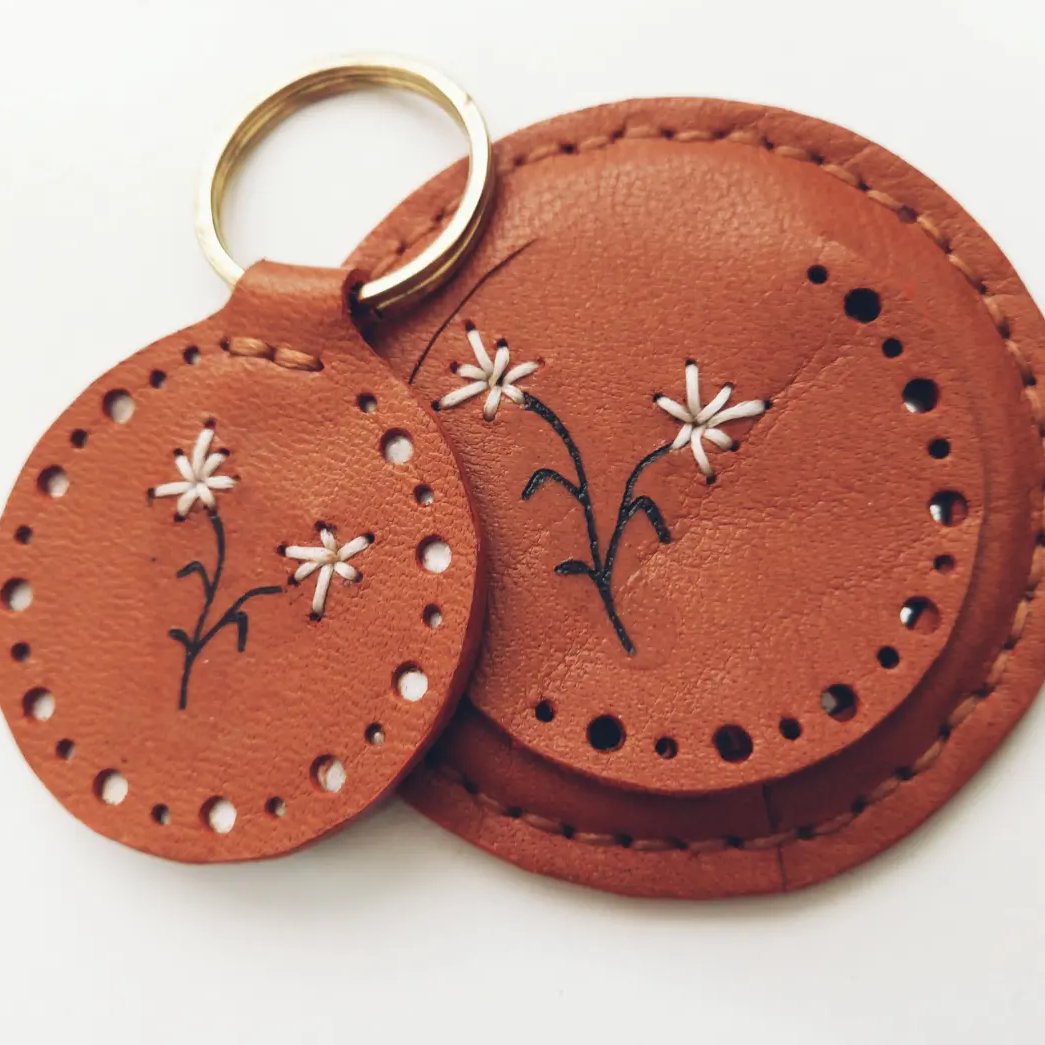 ست جاکلیدی و آینه جیبی چرم طرح گل سفید