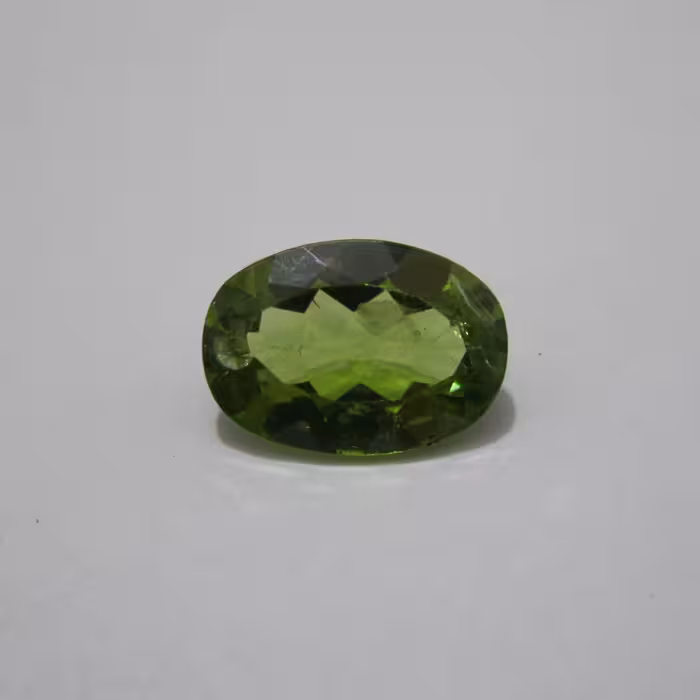 نگین زبرجد اصل با رنگ و طبع ممتاز طبیعی به وزن 3.5 قیراط بدون ناخالصی و شکستگی