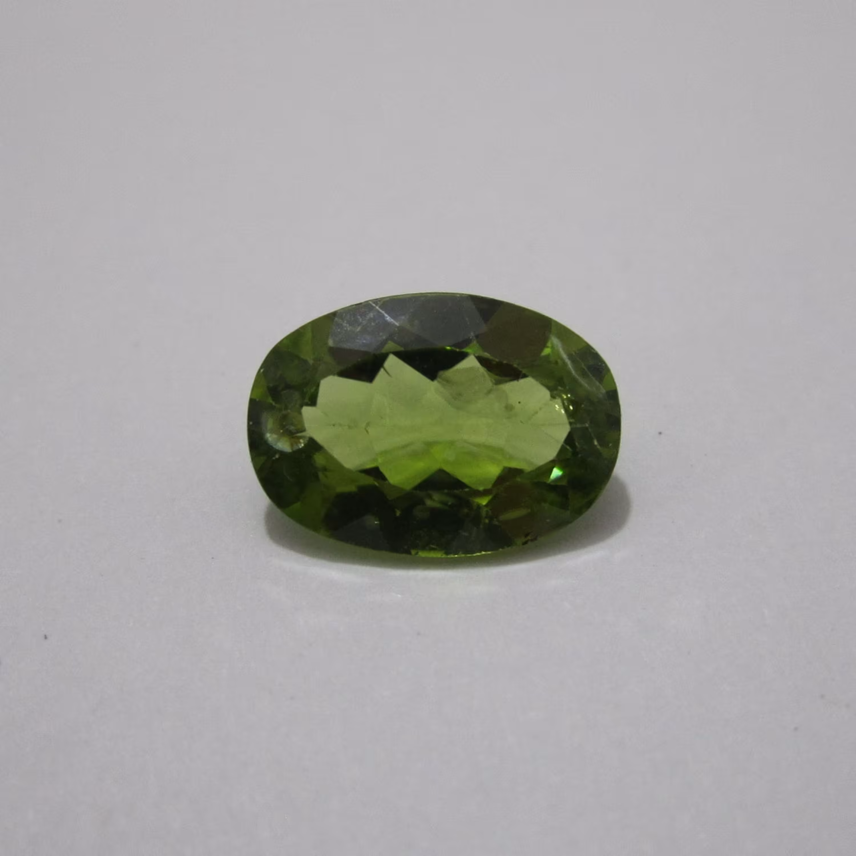 نگین زبرجد اصل با رنگ و طبع ممتاز طبیعی به وزن 3.5 قیراط بدون ناخالصی و شکستگی