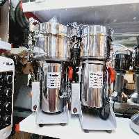 آسیاب صنعتی همیلتون 1 کیلویی 1050 گرم سیم پیچ موتور تمام مس 2000وات 6 تیغه فولادی قابلیت پودر کردن سنگ و شیشه با 1 سال ضمانت تعویض