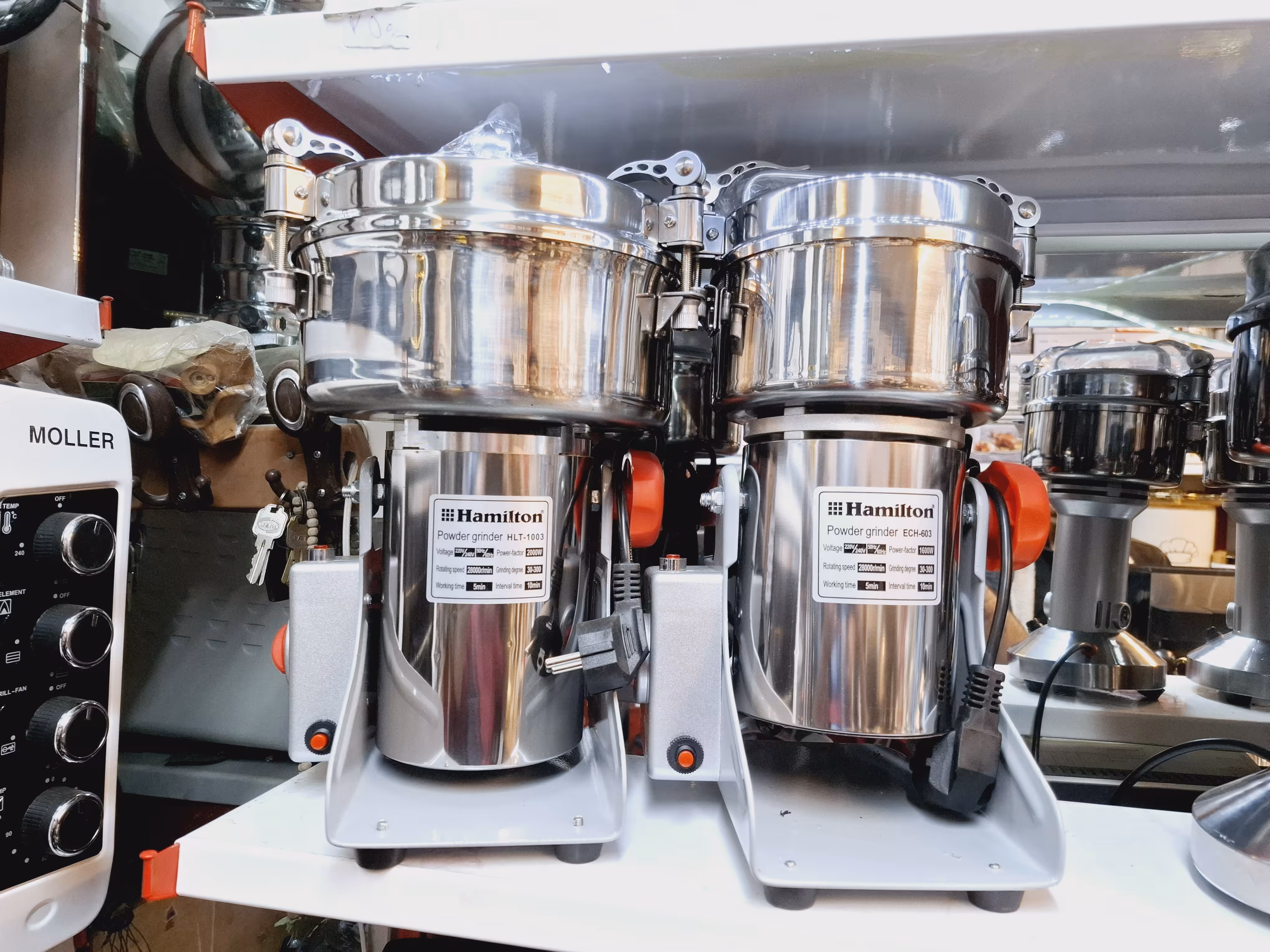 آسیاب صنعتی همیلتون 1 کیلویی 1050 گرم سیم پیچ موتور تمام مس 2000وات 6 تیغه فولادی قابلیت پودر کردن سنگ و شیشه با 1 سال ضمانت تعویض