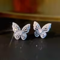 گوشواره طرح پروانه نگین دار میخی کد E147