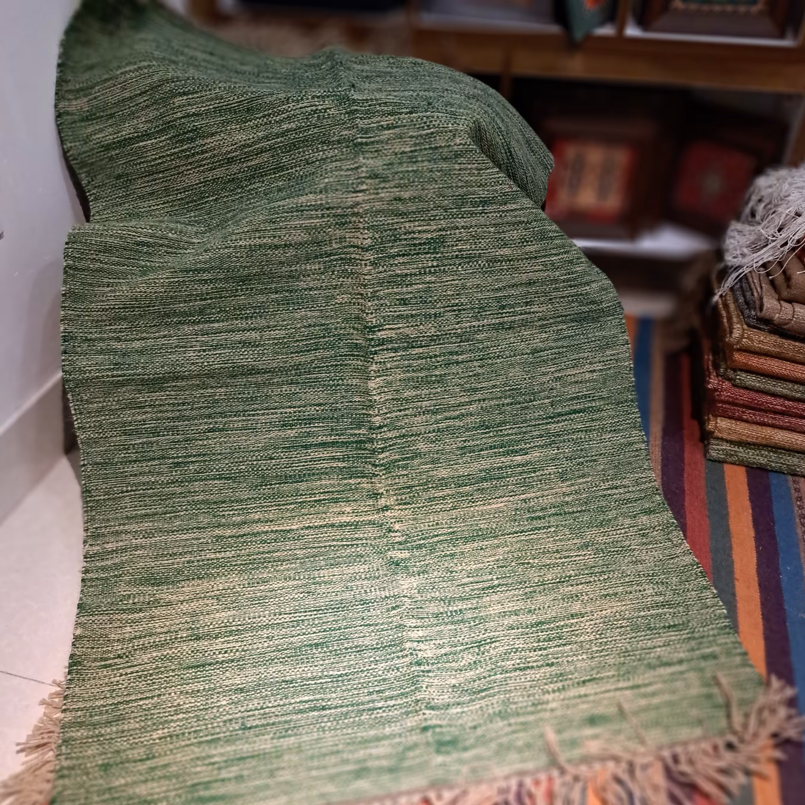 گلیم دستبافت مدرن با جنس پشم اعلا و تک رنگ و ابعاد حدود 153 در 100 و باکیفیت کد 55