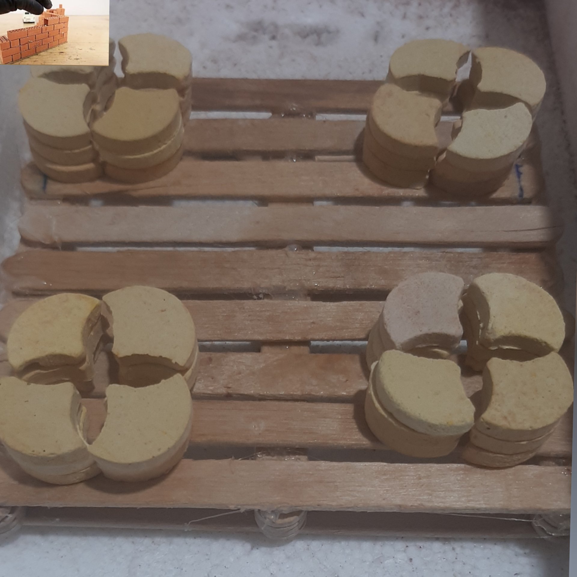 آجر گلبرگ مینیاتوری رنگ زرد وزن 1گرم اندازه طولش 2سانت عرض 3سانت ارتفاع 5.سانت