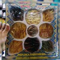 پولکی 9 طعم سفارشی  و  با برند  ایده آل و وزن  خالص 750 گرم  با جعبه ش950 گرم( غرفه گز اُمید)