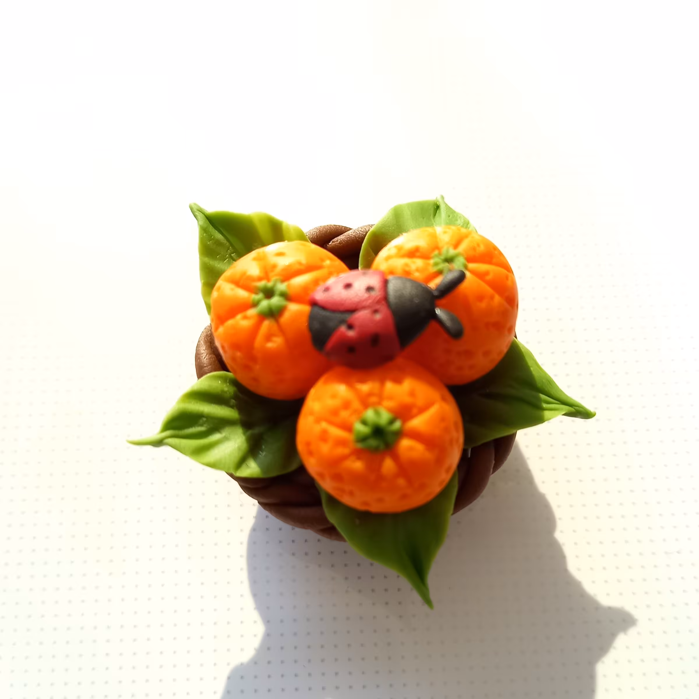 مگنت سبد میوه ، جنس خمیر ایتالیایی، دستساز ،پشت کار آهن ربا نصب شده مناسب برای تزئین سطوح فلزی