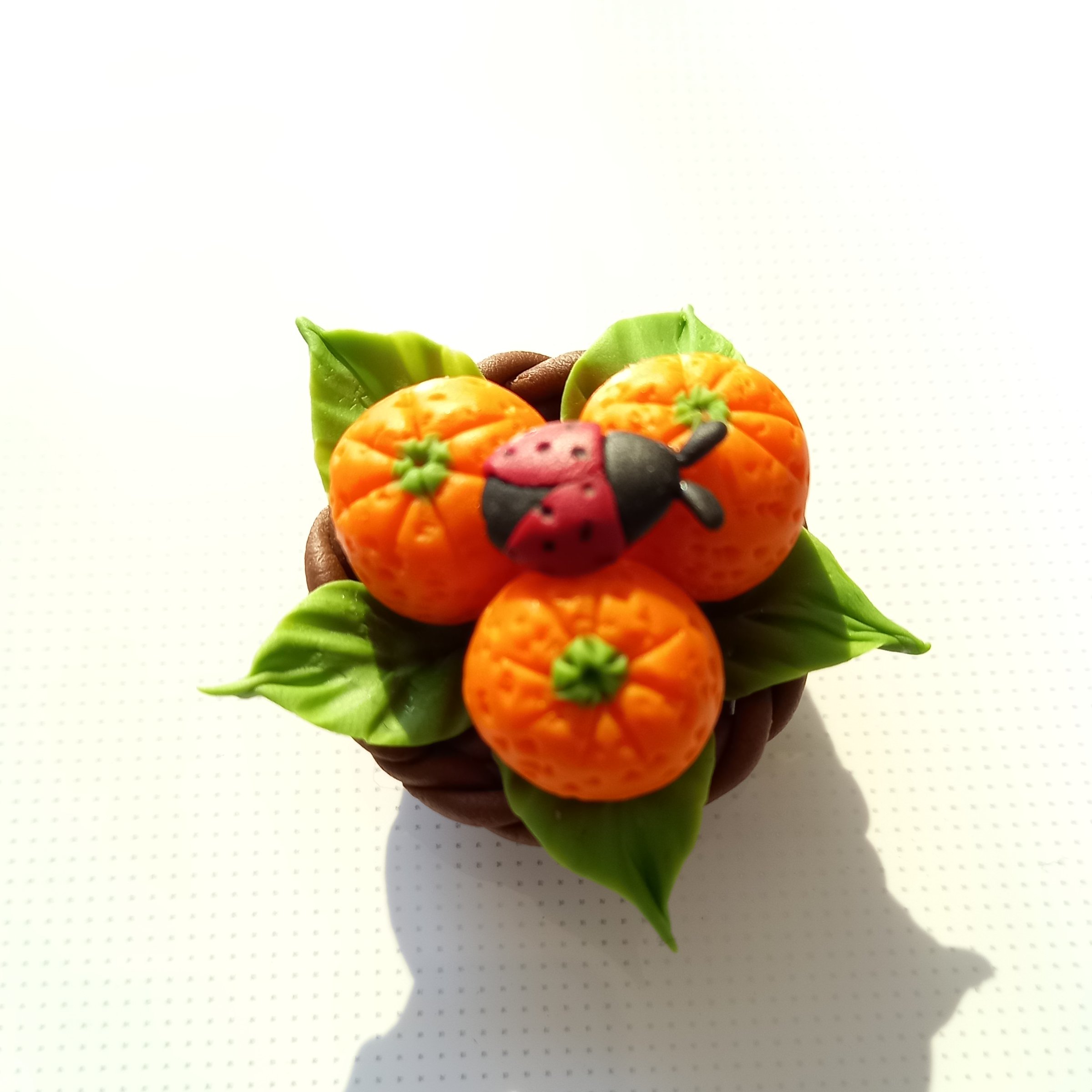 مگنت سبد میوه ، جنس خمیر ایتالیایی، دستساز ،پشت کار آهن ربا نصب شده مناسب برای تزئین سطوح فلزی